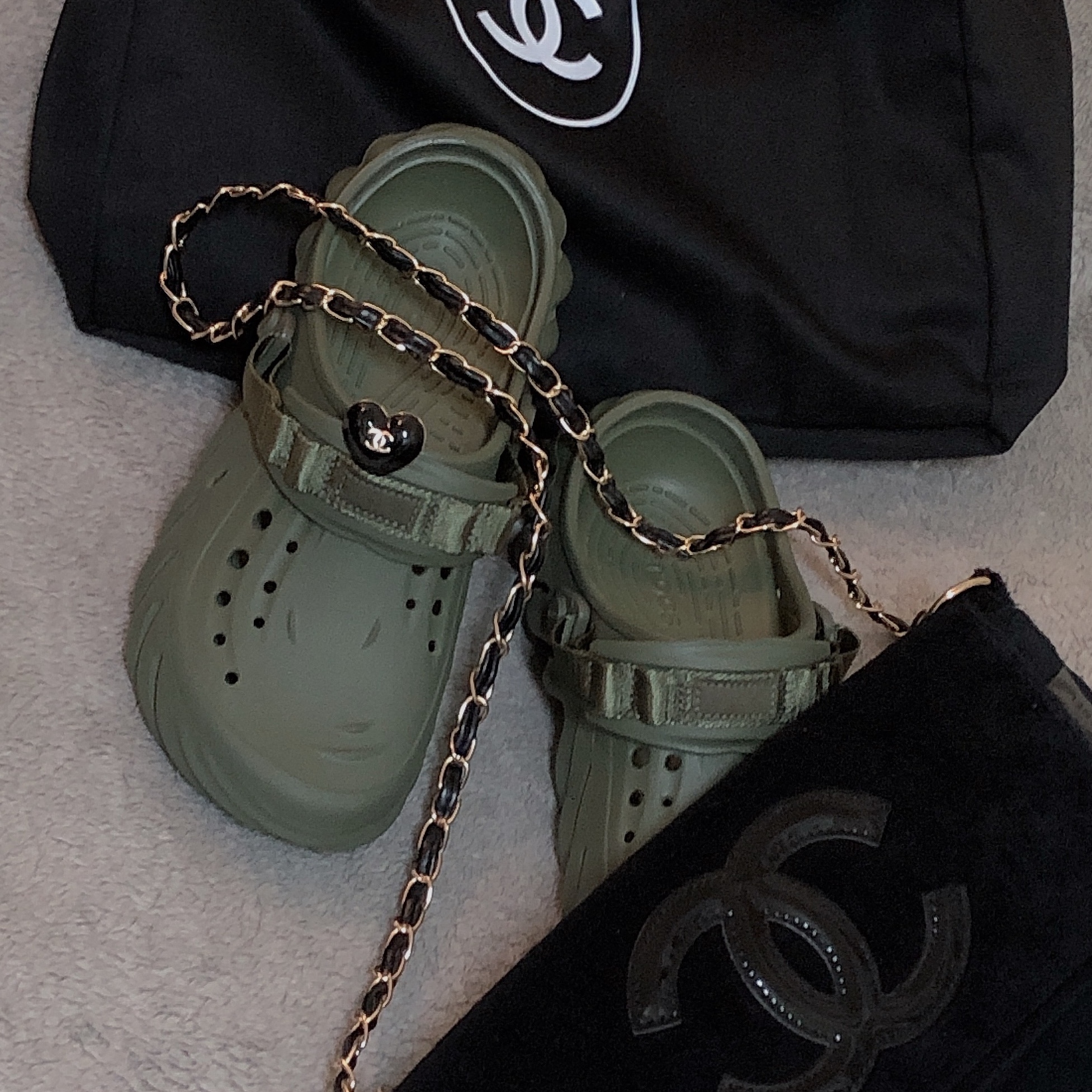 Crocs Echo Clog Army Green 착용 스타일 - 1
