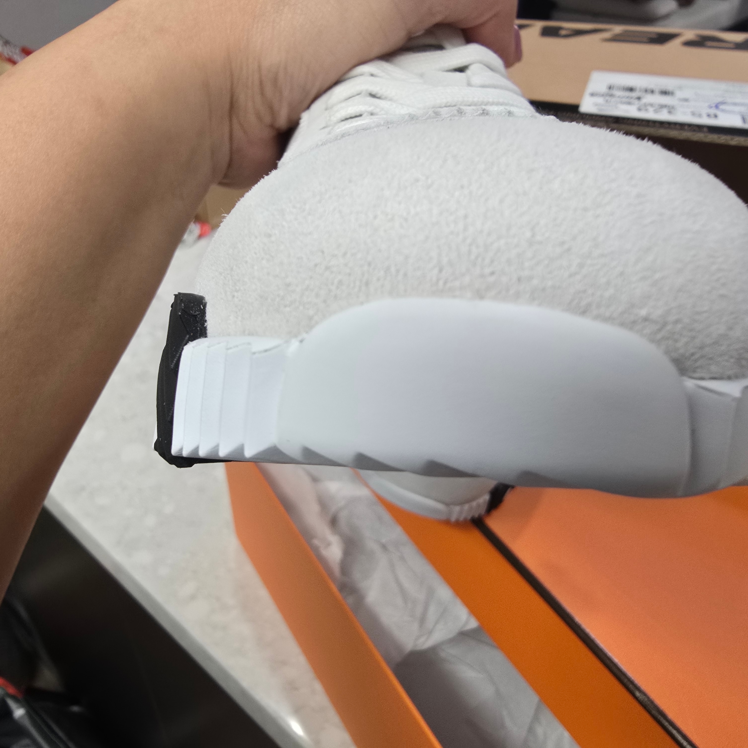 (W) Hermes Bouncing Sneakers Calfskin Suede Goatskin & Blanc 착용 스타일 - 4