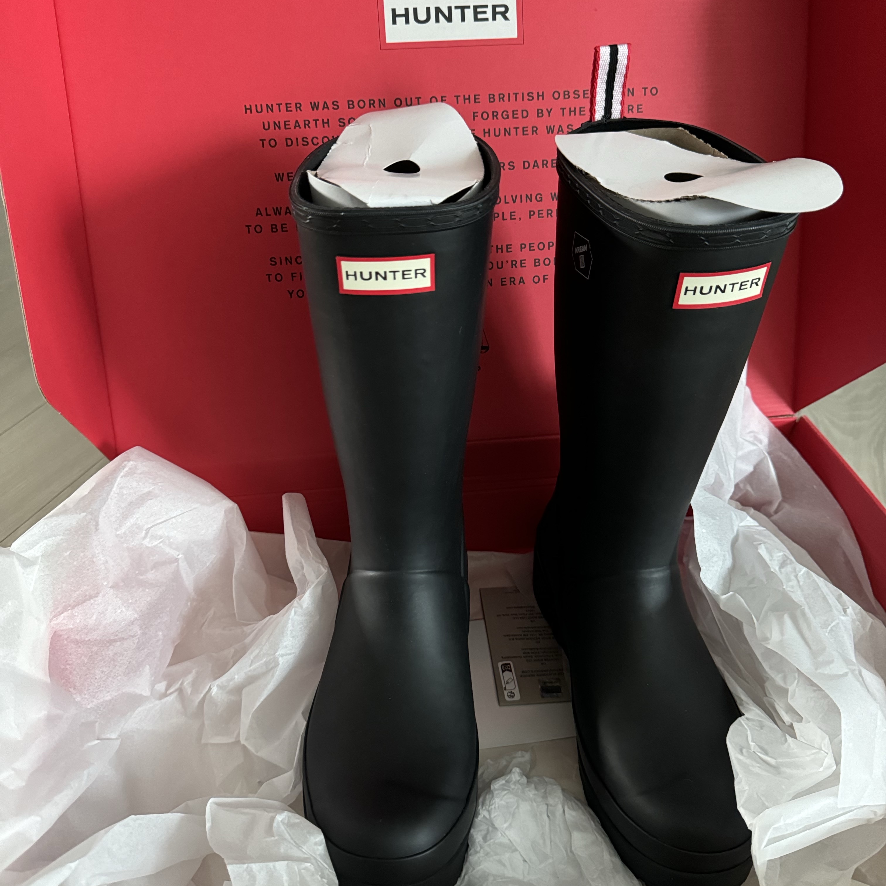 (W) Hunter Play Tall Wellington Rain Boots Black 착용 스타일 - 3