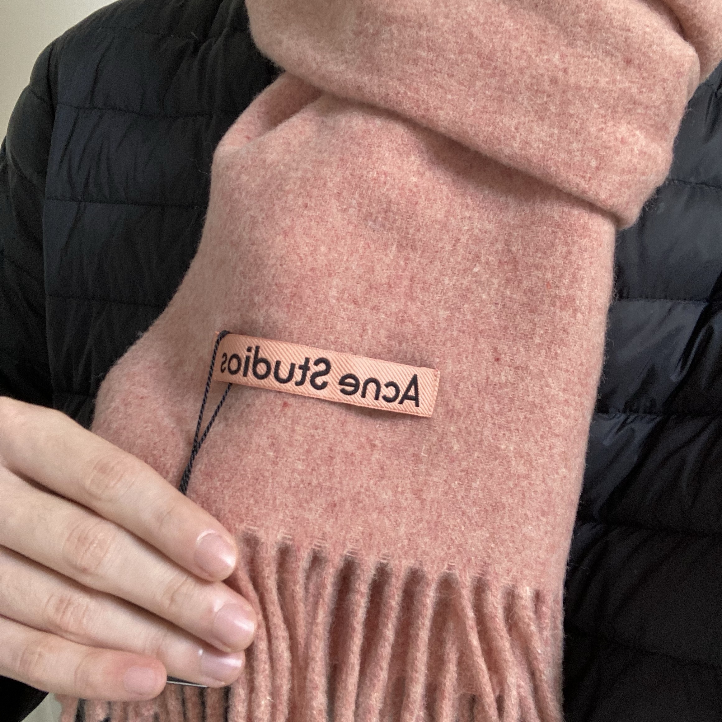 Acne Studios Narrow Wool Fringe Muffler Rose Melange 착용 스타일
