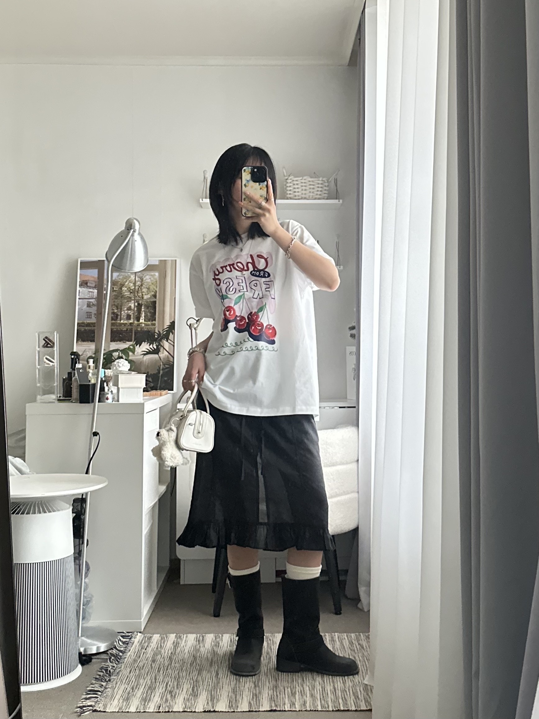 APOA Rueda Mini Bag Off White 착용 스타일 - 1