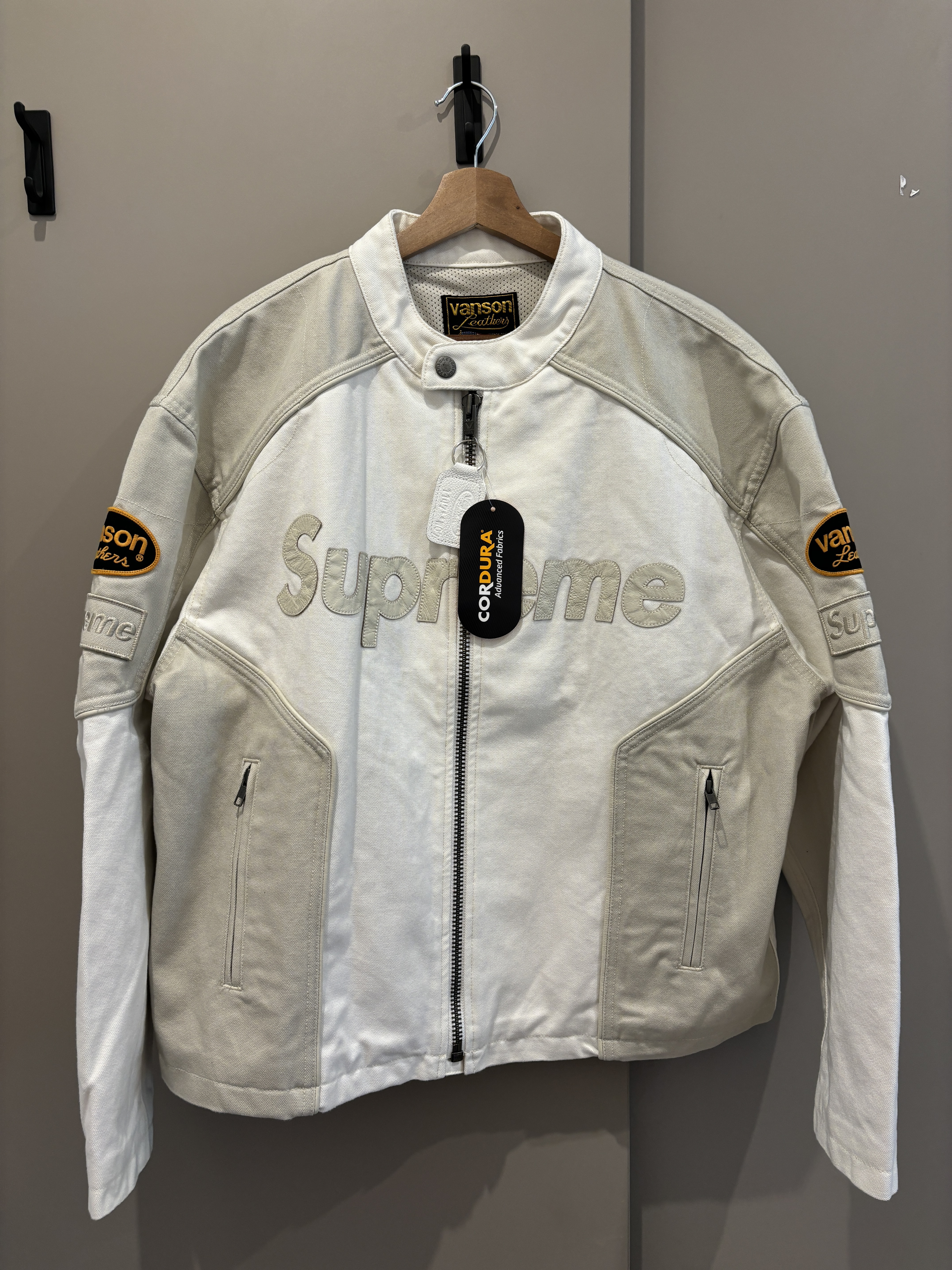 Supreme x Vanson Leathers Cordura Cotton Jacket Black - 25SS, Supreme x Vanson Leathers Cordura Cotton Jacket White - 25SS 착용 스타일 - 2