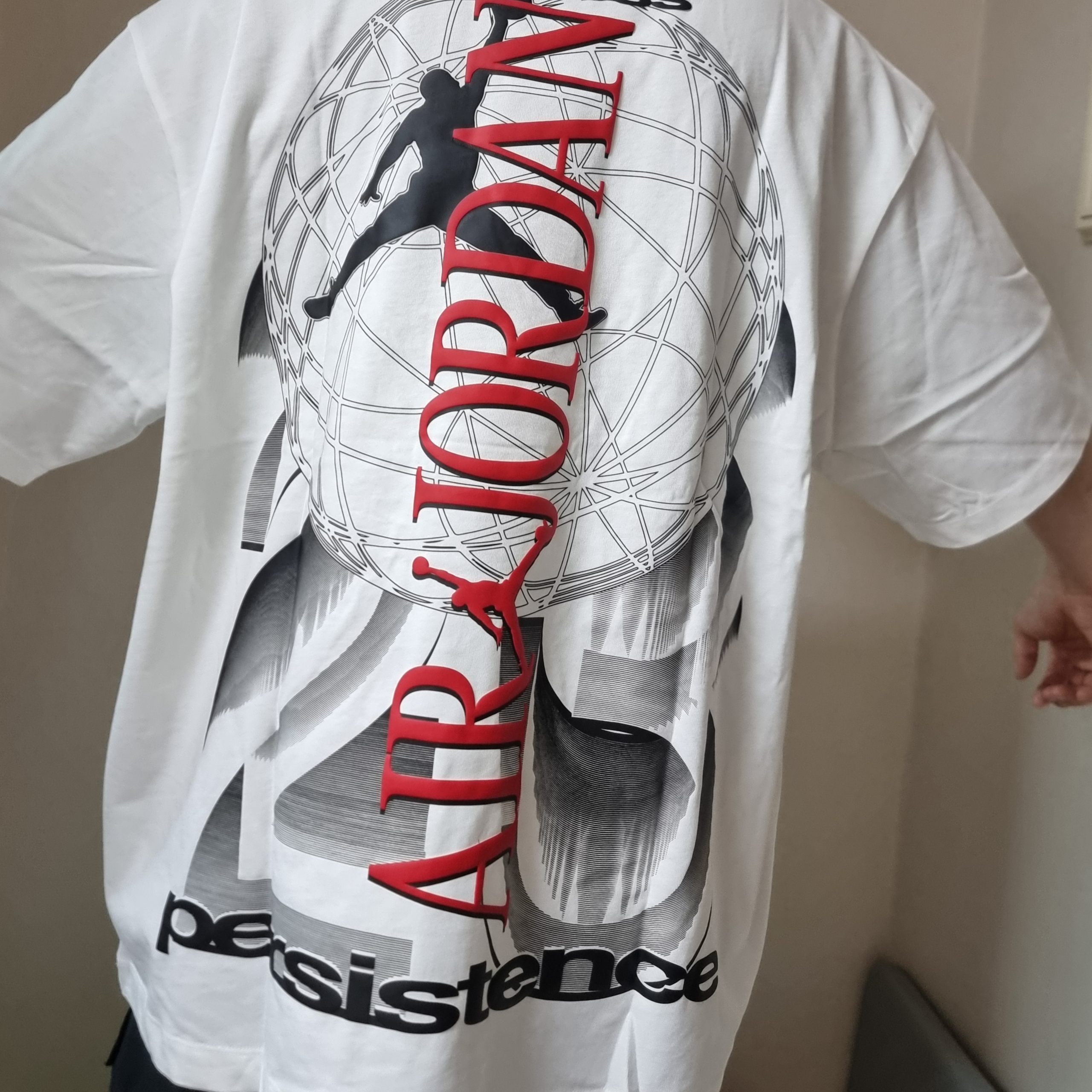 Jordan Seoul T-Shirt White Varsity Red (IB9106-100) 착용 스타일