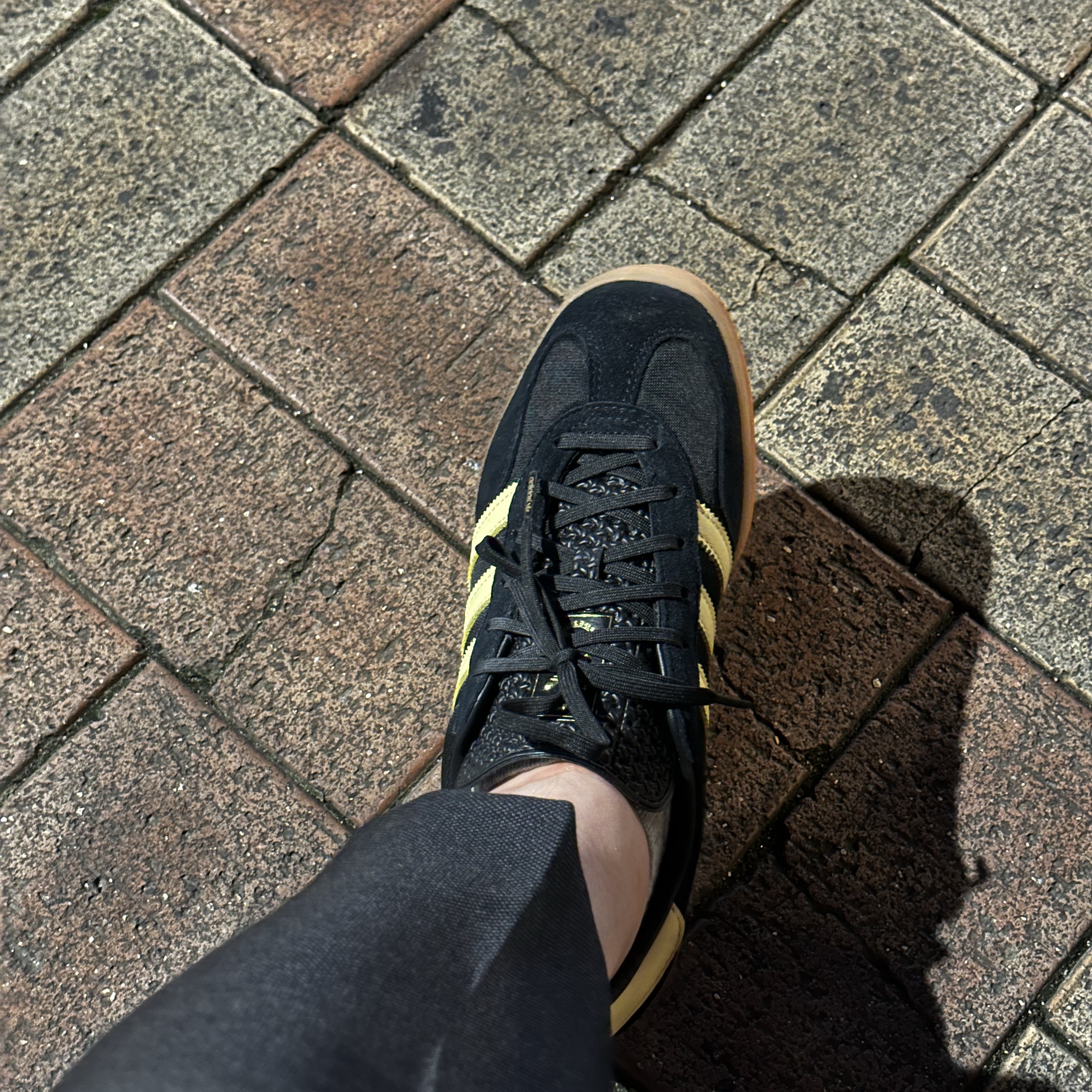 Adidas Gazelle Indoor Core Black Almost Yellow Gum 착용 스타일