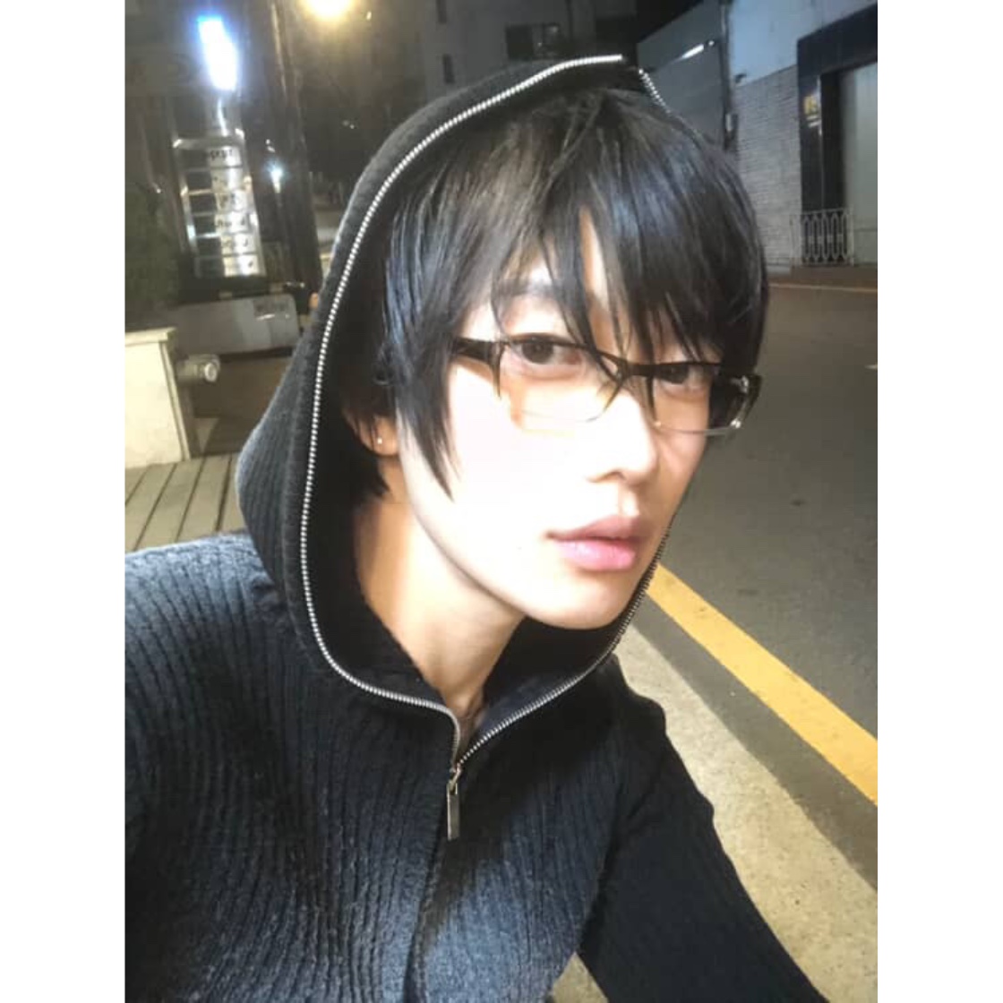 Smokeastar Sprayed Star Knit Hoodie Black 착용 스타일 - 2