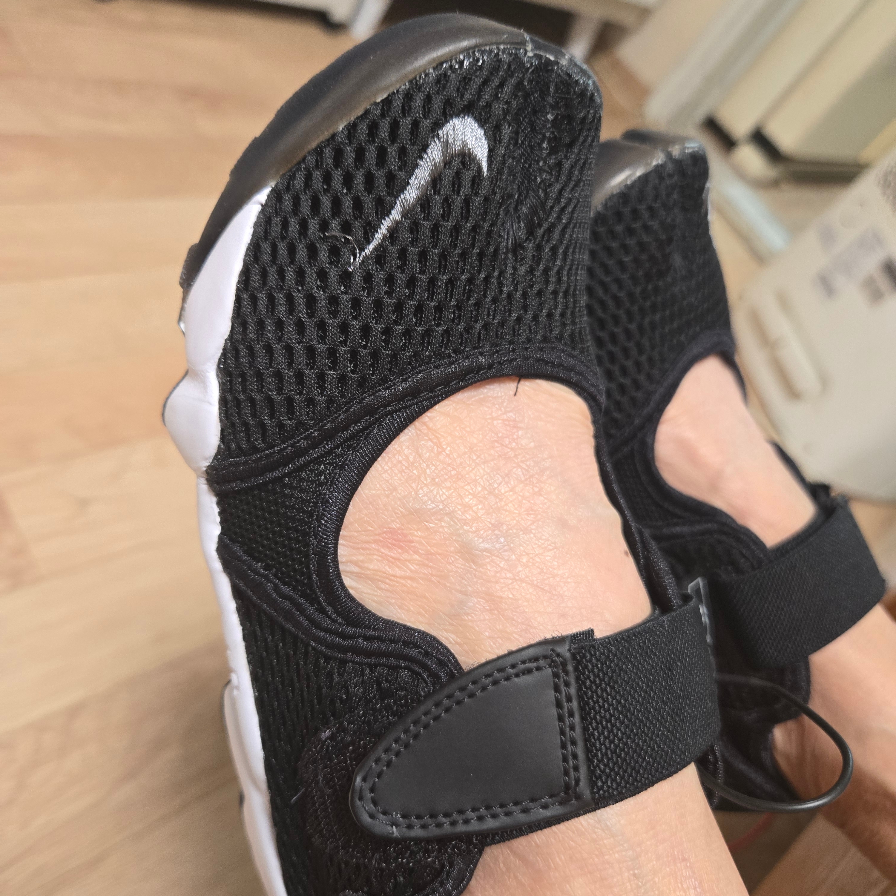(W) Nike Air Rift Breathe Black 착용 스타일 - 2