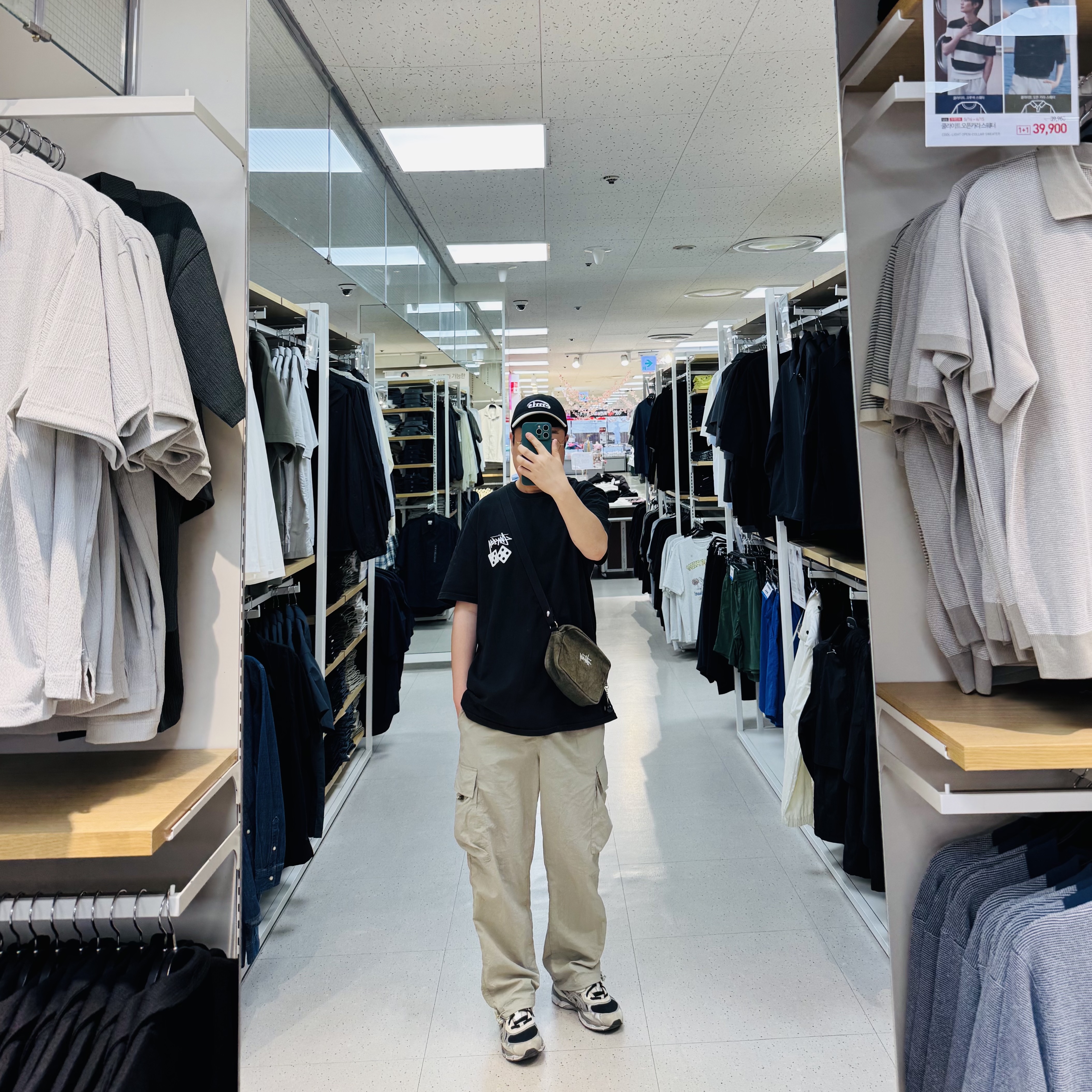 Emis New Logo Mix Ball Cap Beige Black, Stussy Dice Pigment Dyed T-Shirt Black 2021 착용 스타일 - 1