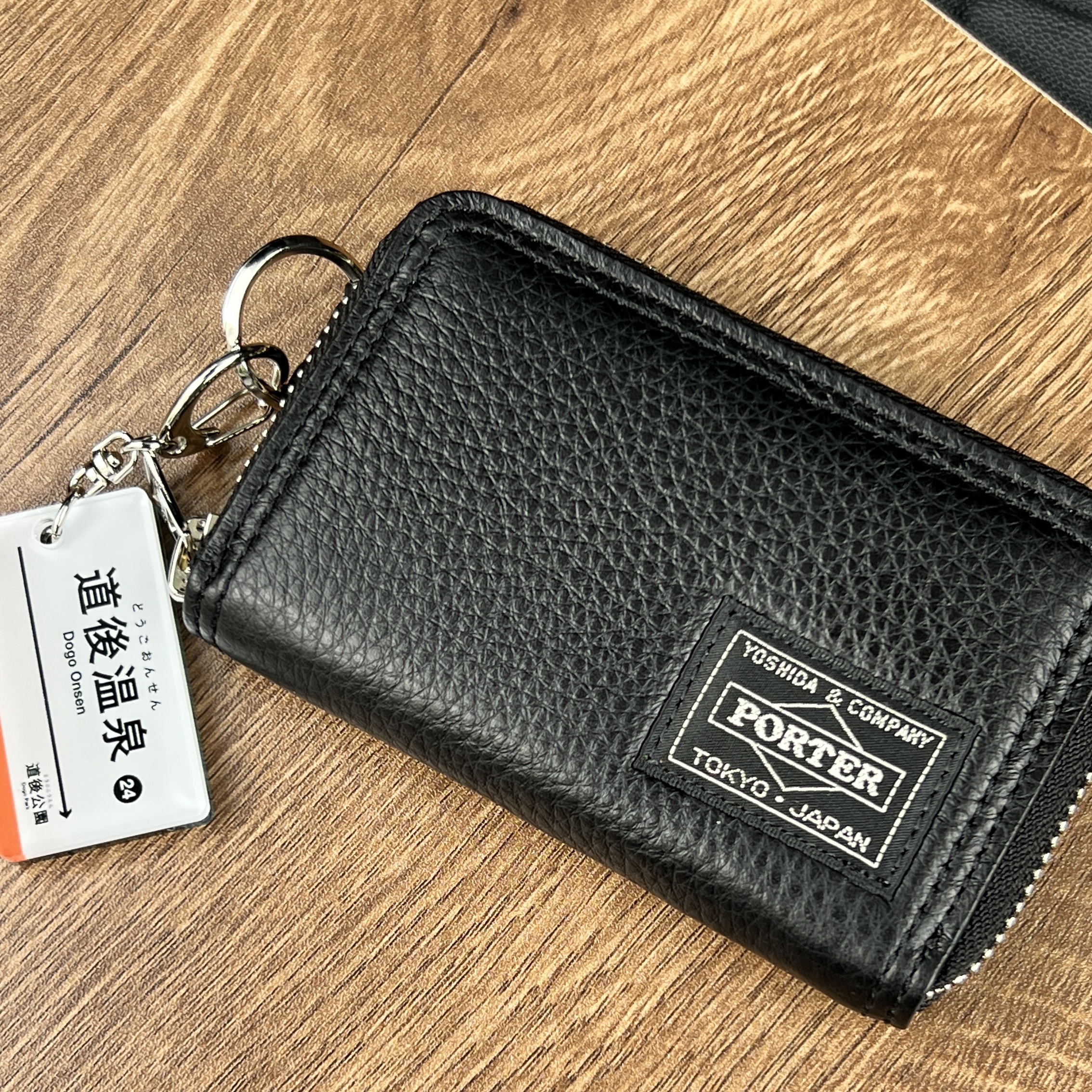 Porter Calm Coin Case Black 착용 스타일