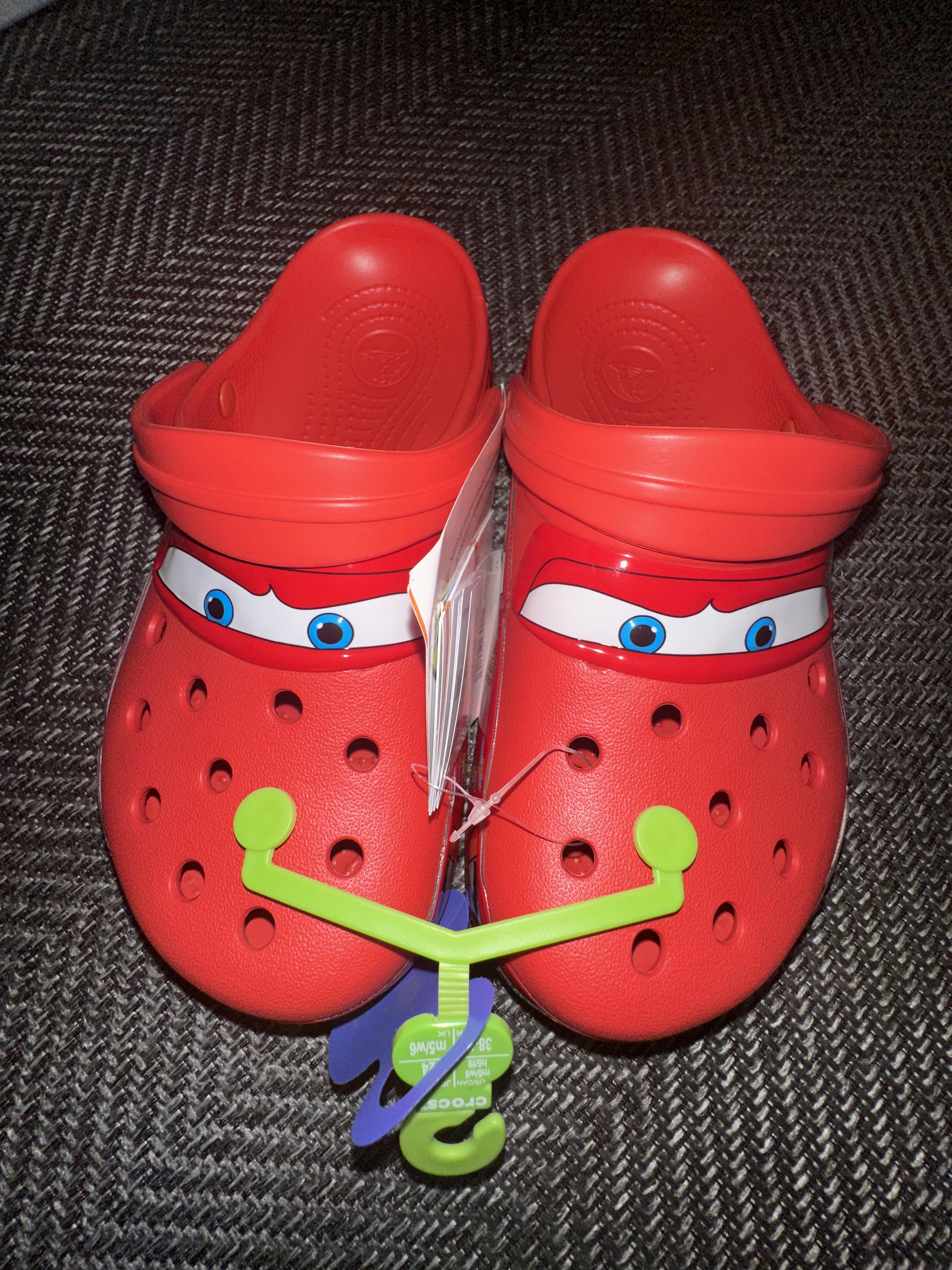 Crocs x Cars Classic Clog Lightning McQueen 착용 스타일
