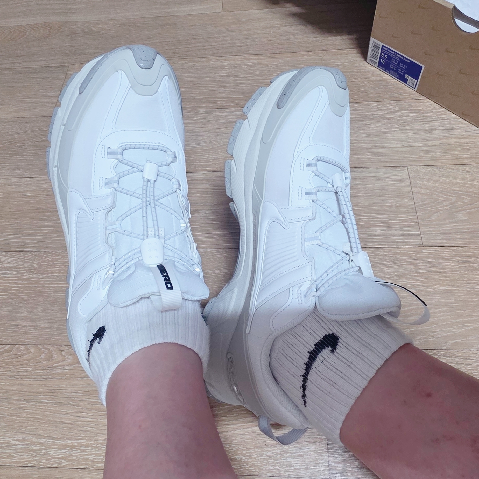Nike Zoom Vomero Roam Summit White and Light Bone 착용 스타일 - 3