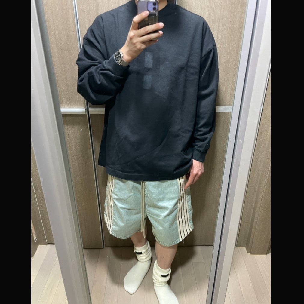 Fear of God Long Sleeve Airbrush 8 T-Shirt Black, Essentials Classic Short Sleeve T-Shirt Bright White - 25SS 착용 스타일