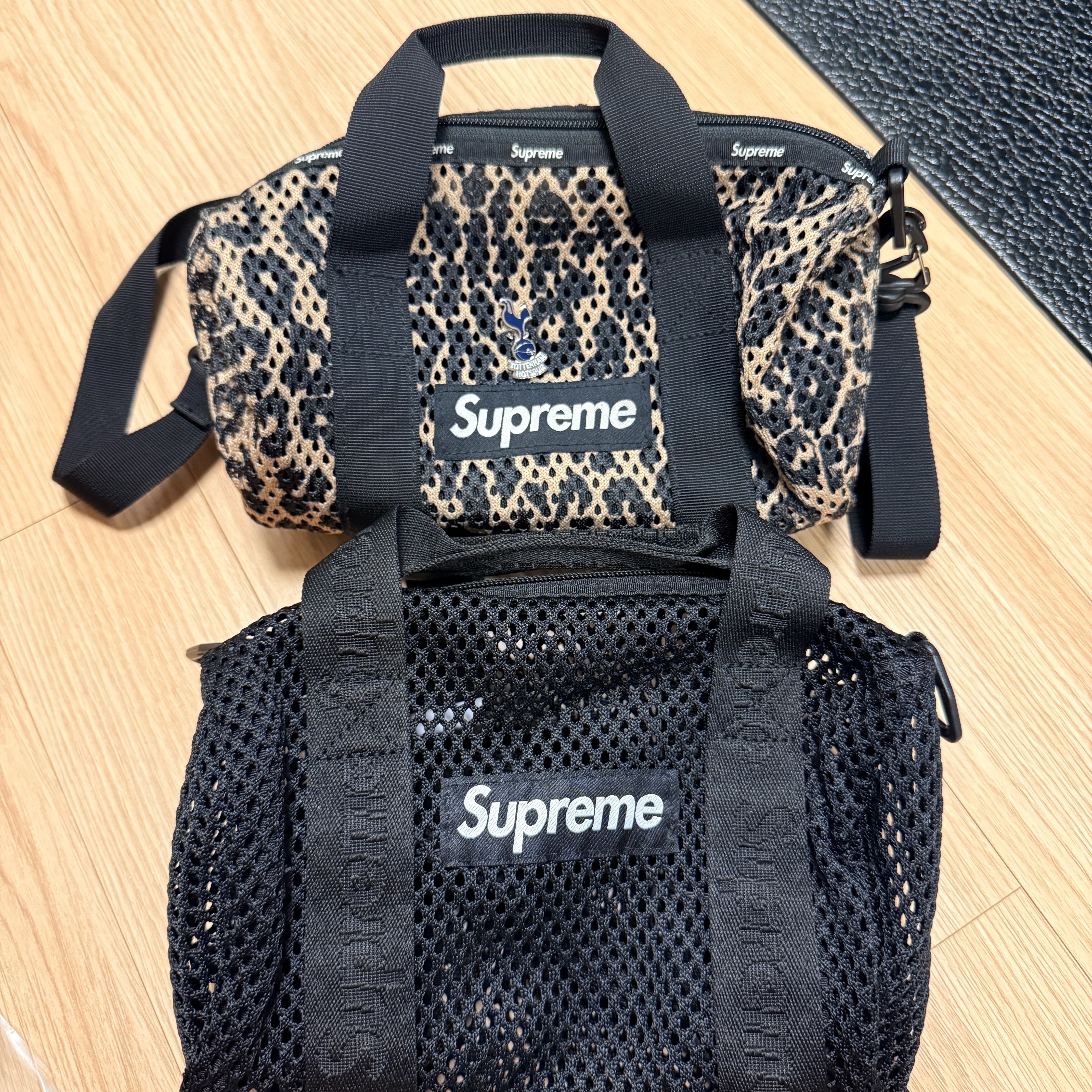 Supreme Mesh Mini Duffle Bag Black - 25SS, Supreme Mesh Mini Duffle Bag Leopard - 23SS 착용 스타일