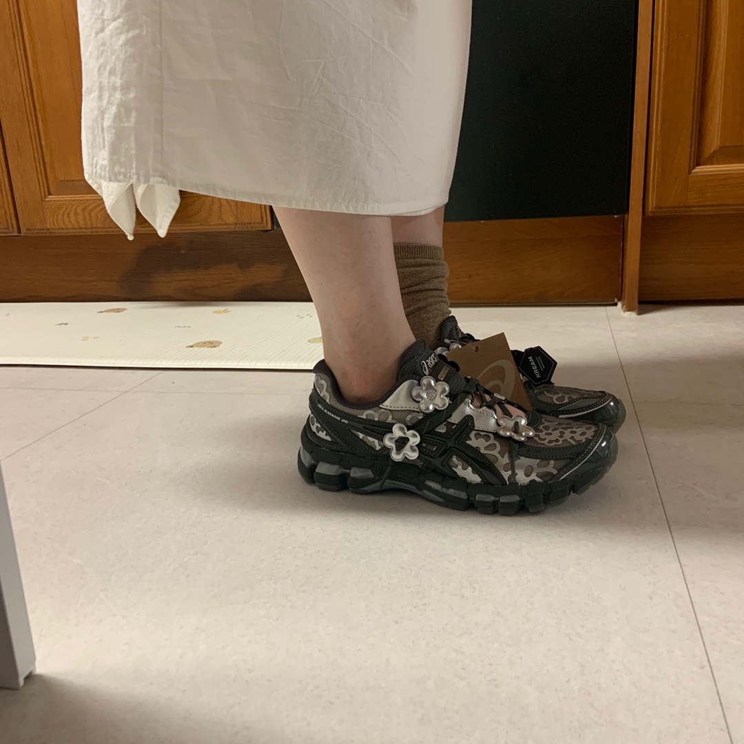 Asics x Cecilie Bahnsen Gel-Kayano 20 Olive 착용 스타일