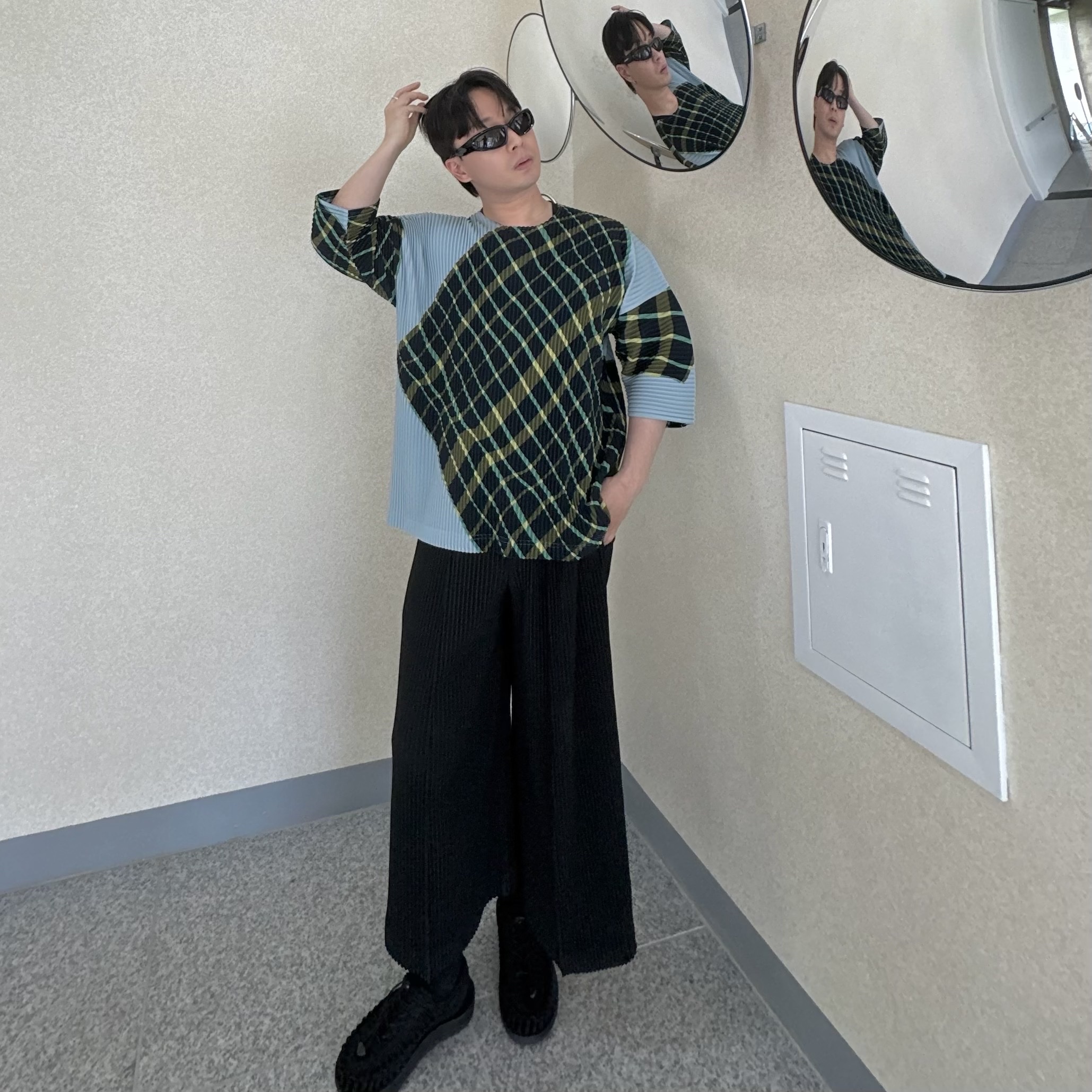 Balenciaga Swift Oval Sunglasses Black, Keen Uneek Sandals Black 착용 스타일