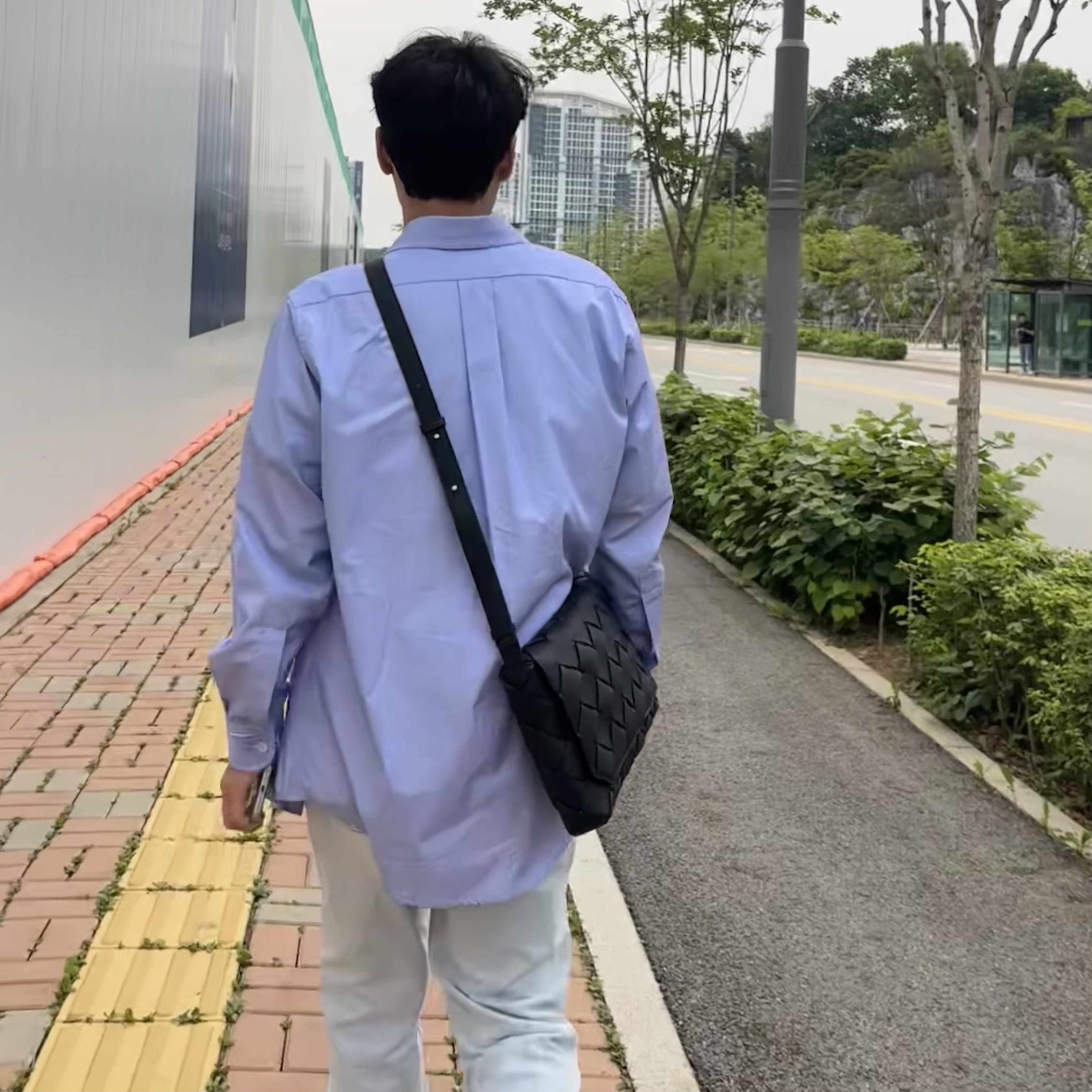 Bottega Veneta Diago Large Crossbody Bag Black, Maison Margiela Light Piquet Shirt Light Blue 착용 스타일 - 1