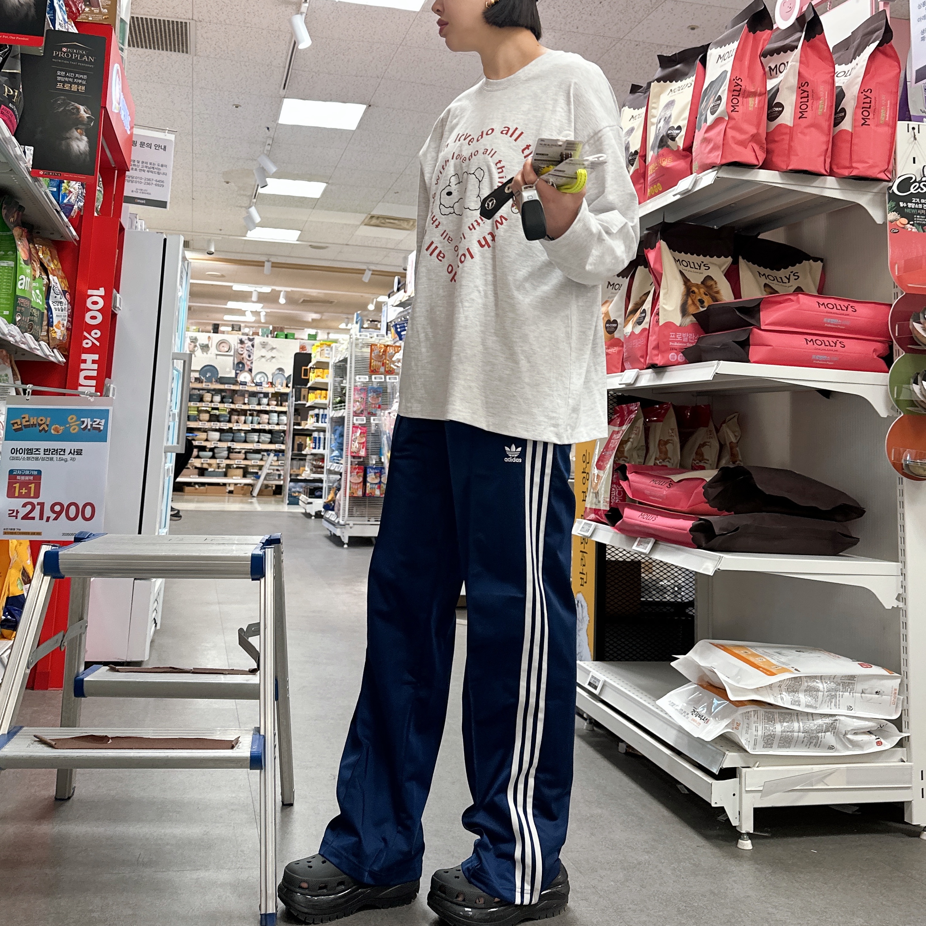 (W) Adidas Originals Firebird Loose Track Pants Dark Blue - KR Sizing, Crocs Classic Mega Crush Clog Black 착용 스타일 - 1