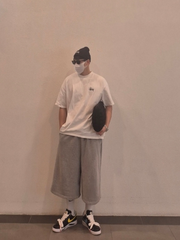 Stussy Stock Cuff Beanie Black, Stussy Basic Stussy T-Shirt White 2024, 2025 착용 스타일 - 1