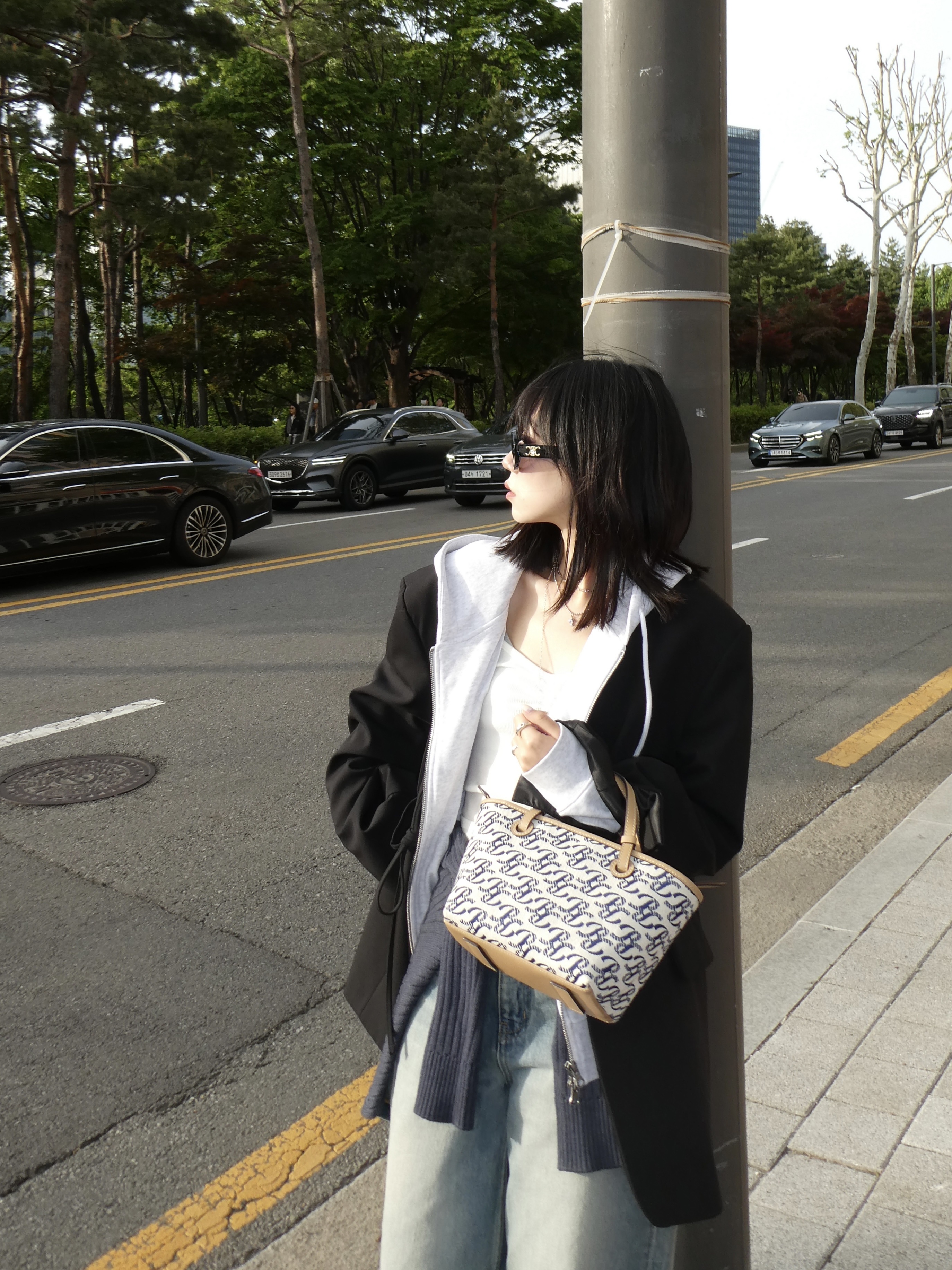 (W) Celine Triomphe 01 Sunglasses in Acetate Black 착용 스타일 - 2