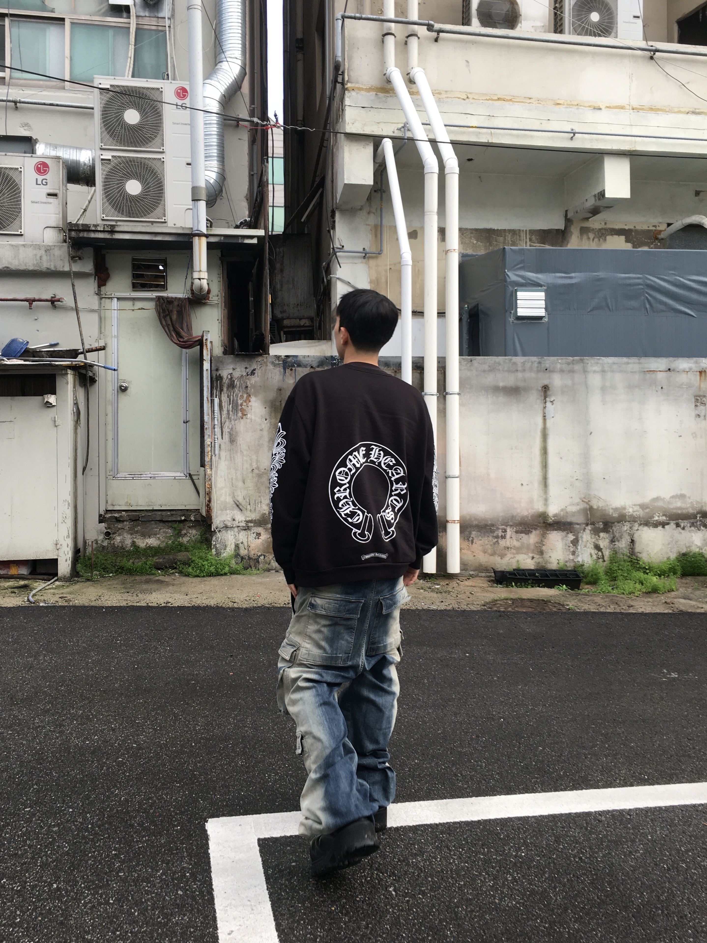 Chrome Hearts Horseshoe Logo Sweatshirt Black, Balenciaga Stomper Bootie Black 착용 스타일 - 1