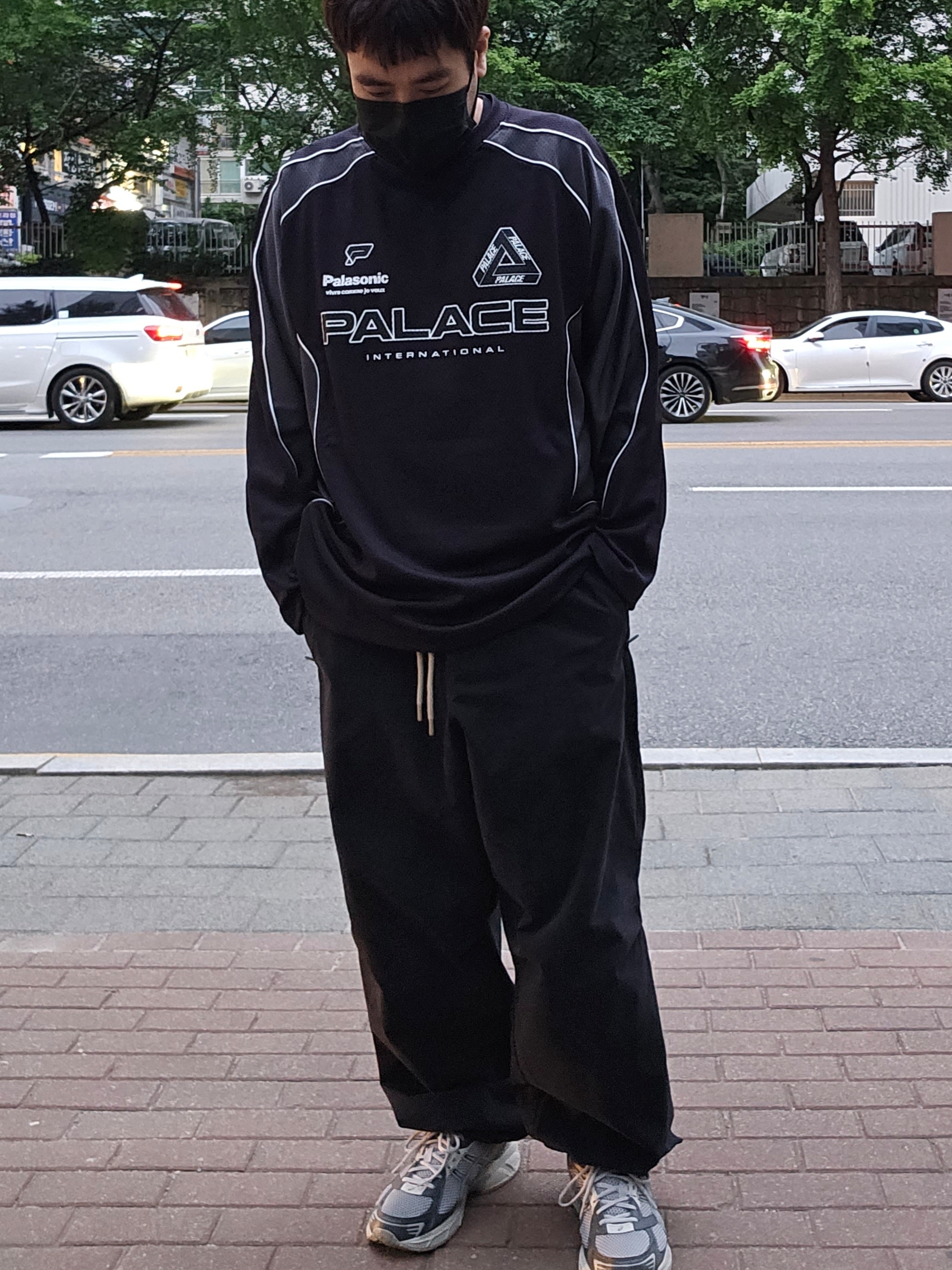 Palace Sport Mit Mesh Top Black - 24FW, Essentials The Black Collection Relaxed Trousers Black - 23SS 착용 스타일 - 3