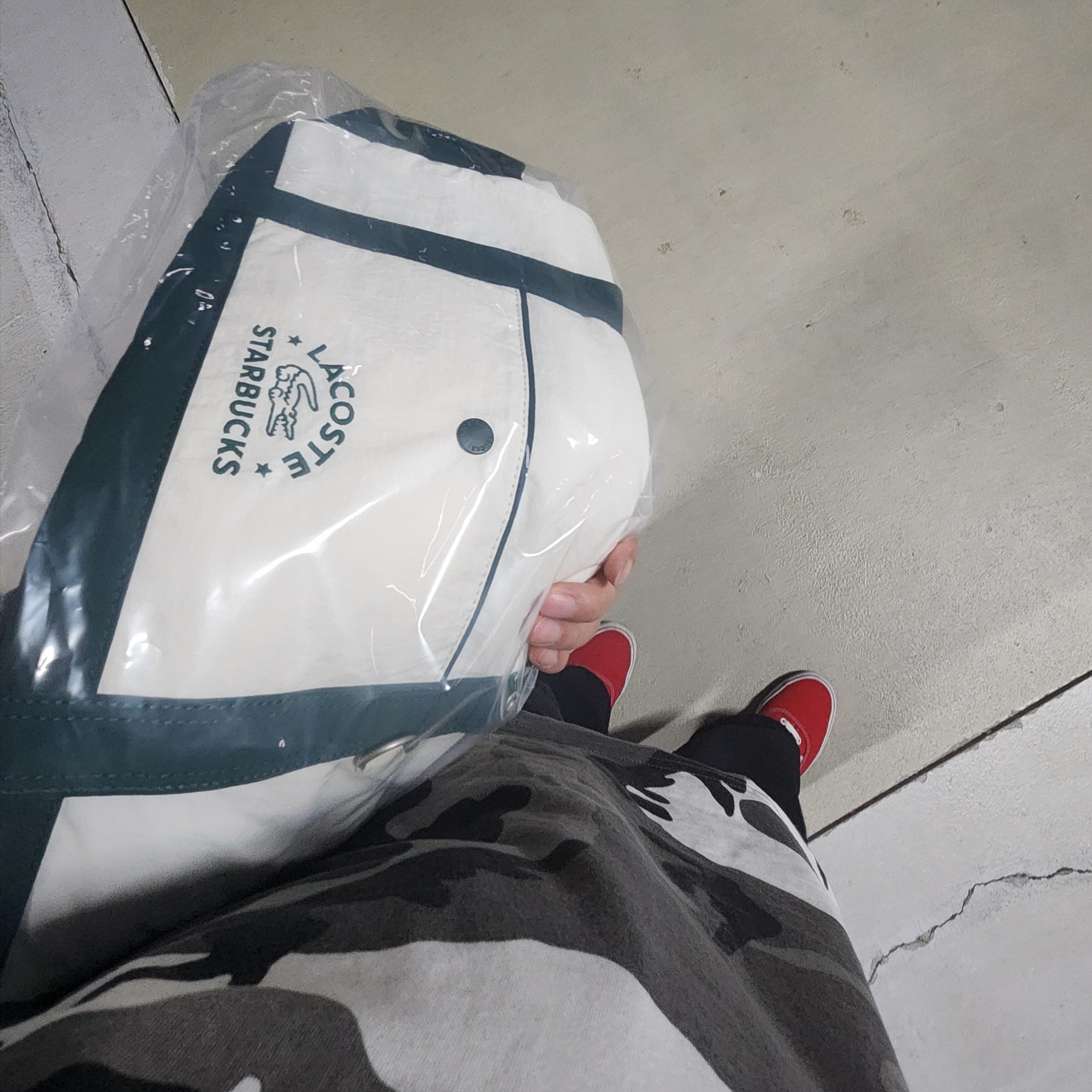 Starbucks x Lacoste Multiple Bag Green 착용 스타일