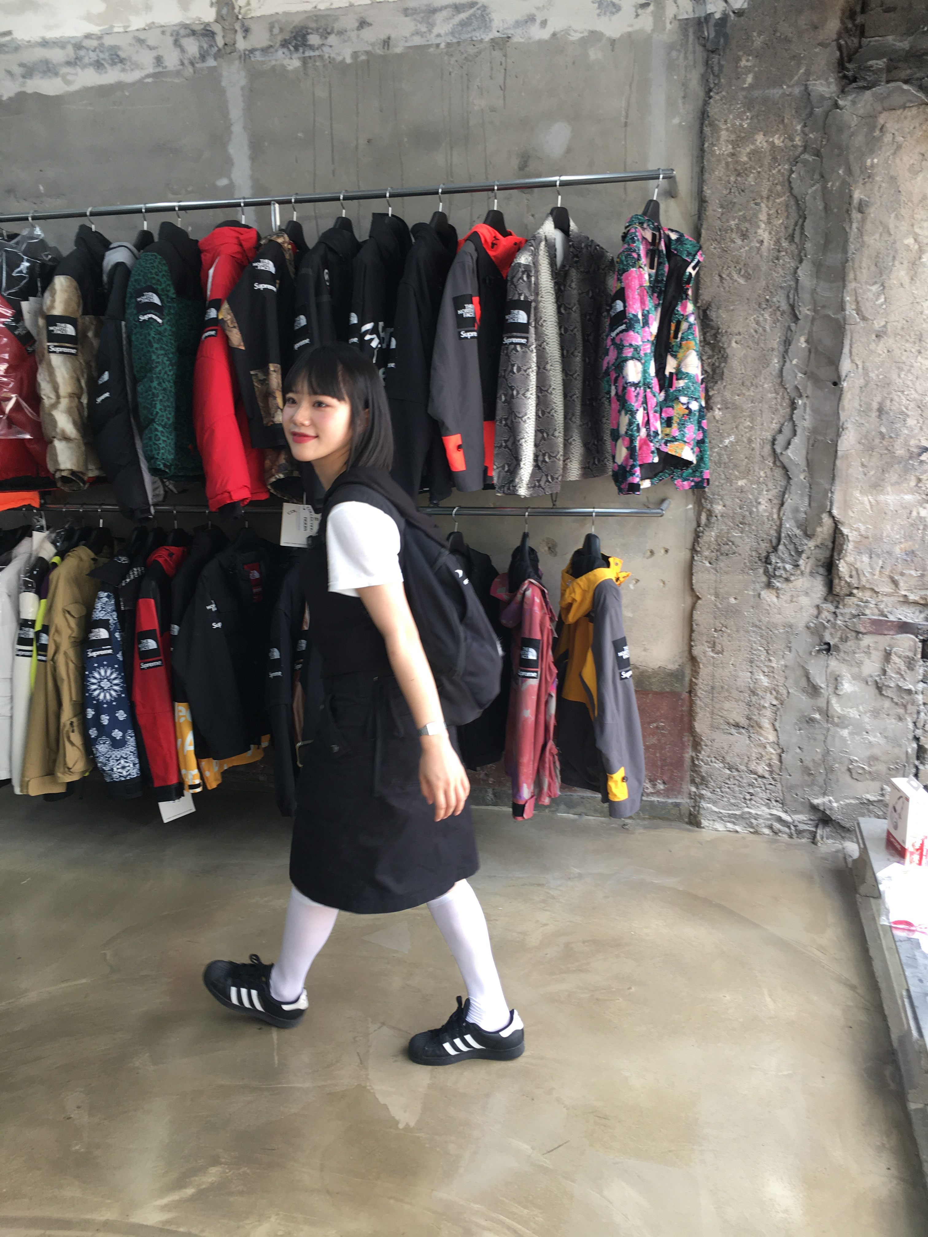 Adidas Superstar Core Black White, (W) Mischief Rhombus Hooded Knit Vest Black 착용 스타일 - 1