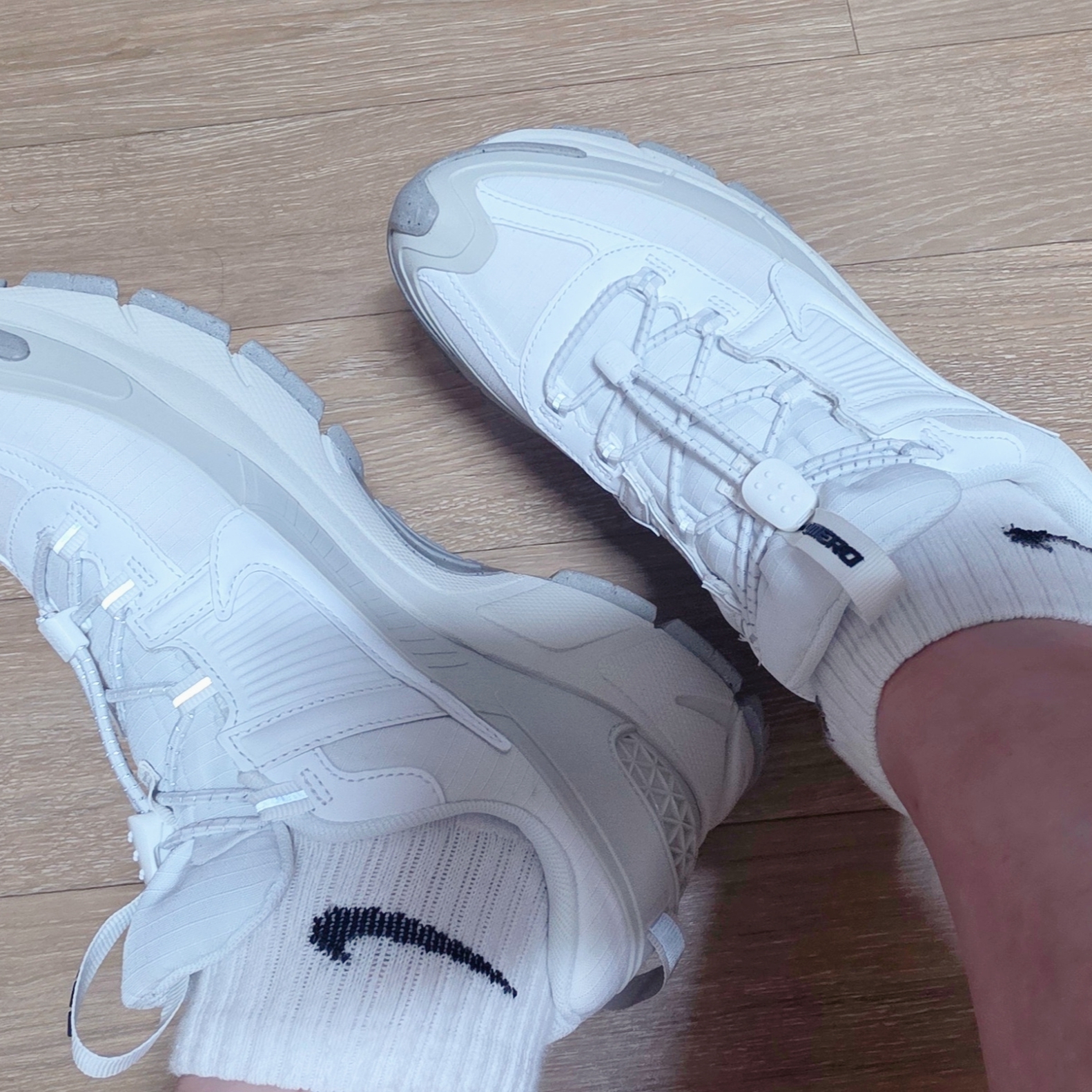 Nike Zoom Vomero Roam Summit White and Light Bone 착용 스타일 - 2