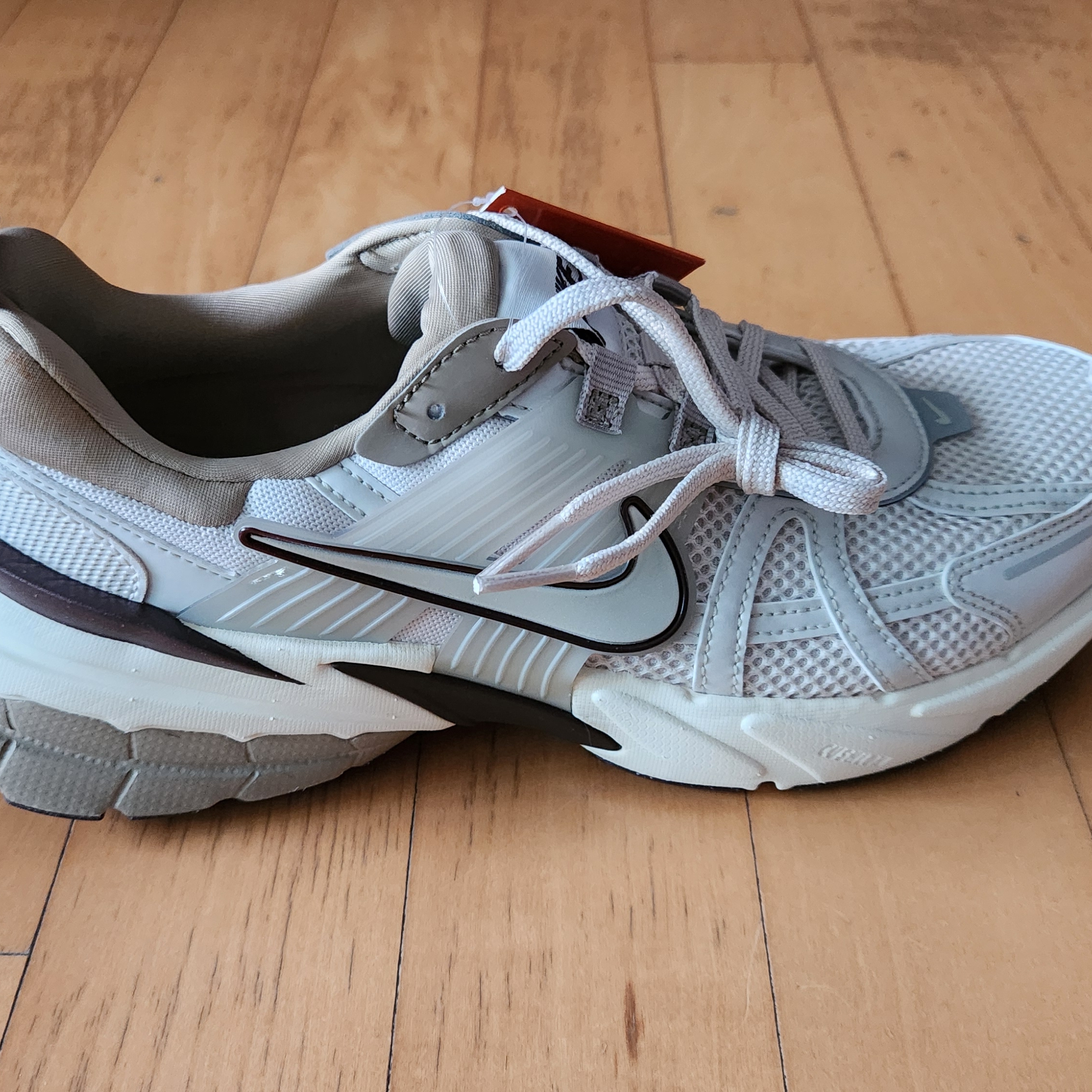 Nike V2K Run Light Orewood Brown Khaki 착용 스타일