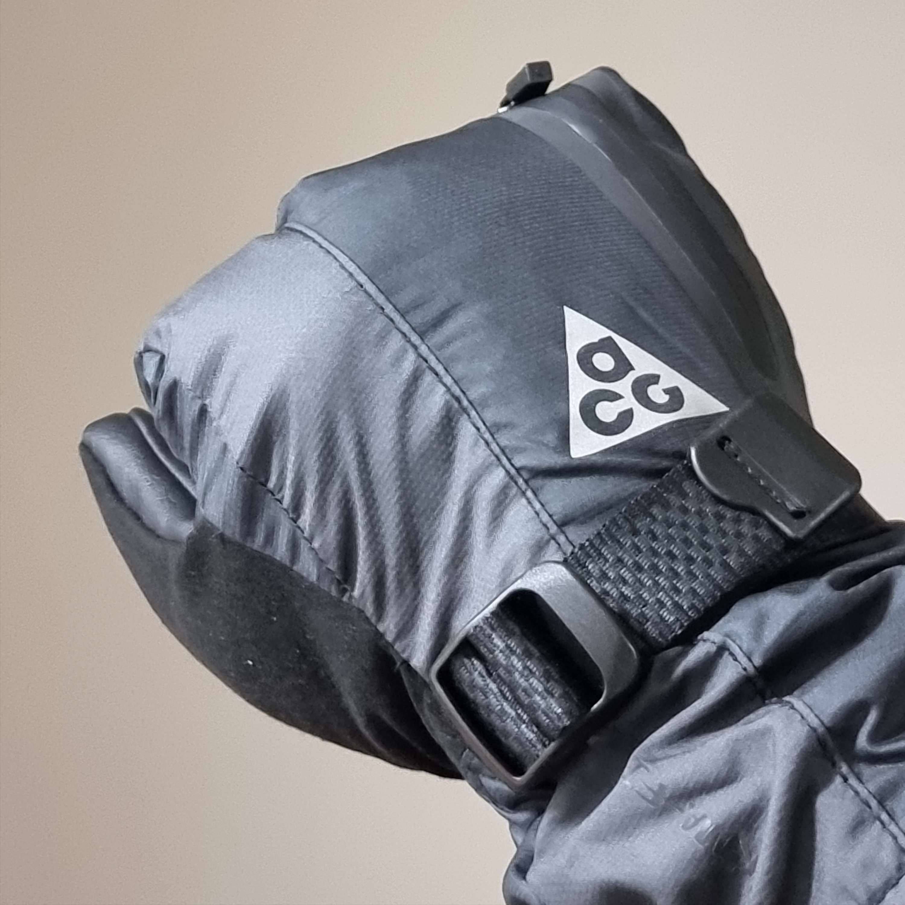 Nike ACG Therma-Fit ADV Gore-Tex Split Mitt Black Anthracite 착용 스타일 - 1