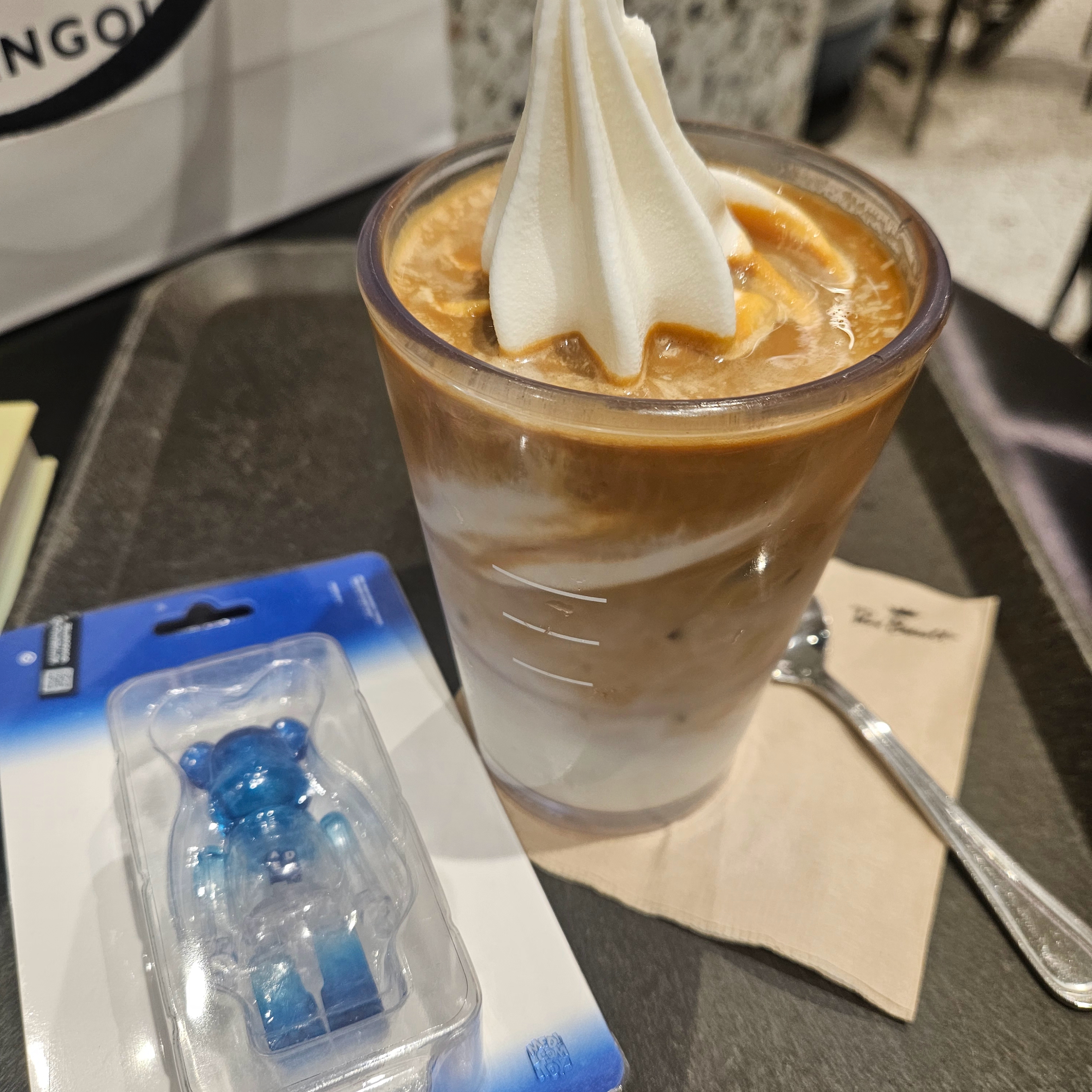 Starbucks x Lacoste Wide Folding Chair Green, Starbucks x Lacoste Multiple Bag Ivory 착용 스타일 - 4