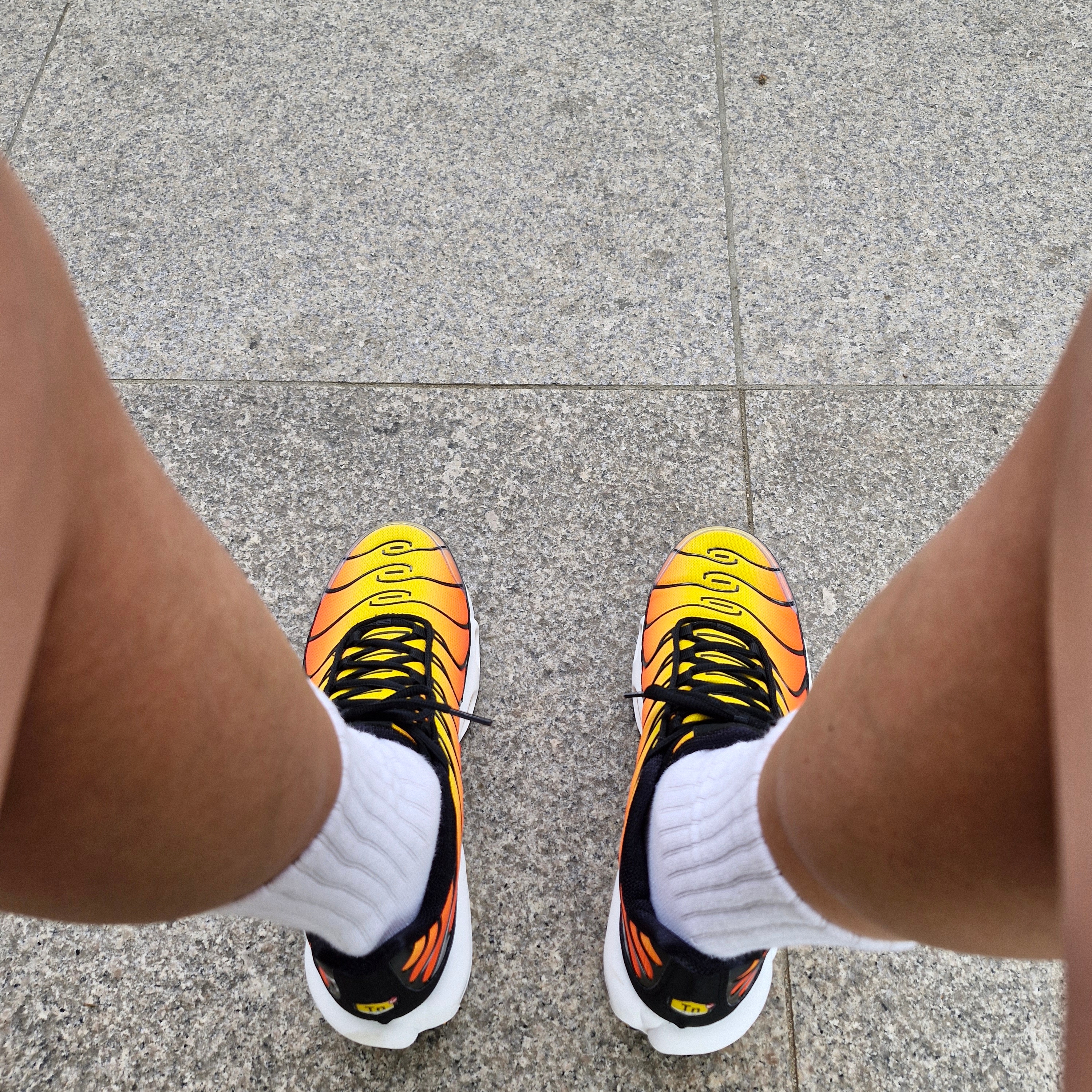 Nike Air Max Plus Bright Ceramic and Tour Yellow 착용 스타일 - 2