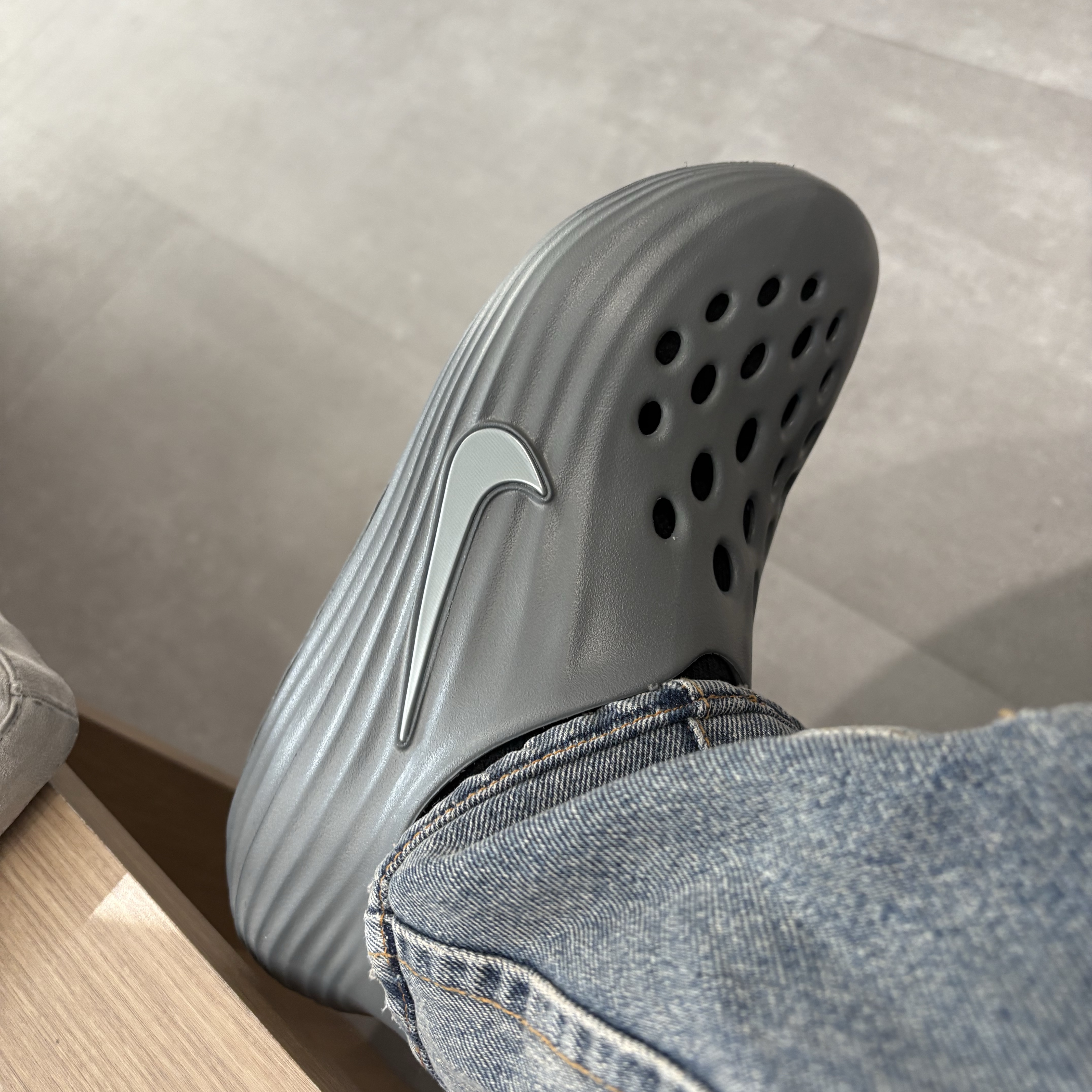 Nike ReactX Rejuven8 Smoke Grey 착용 스타일