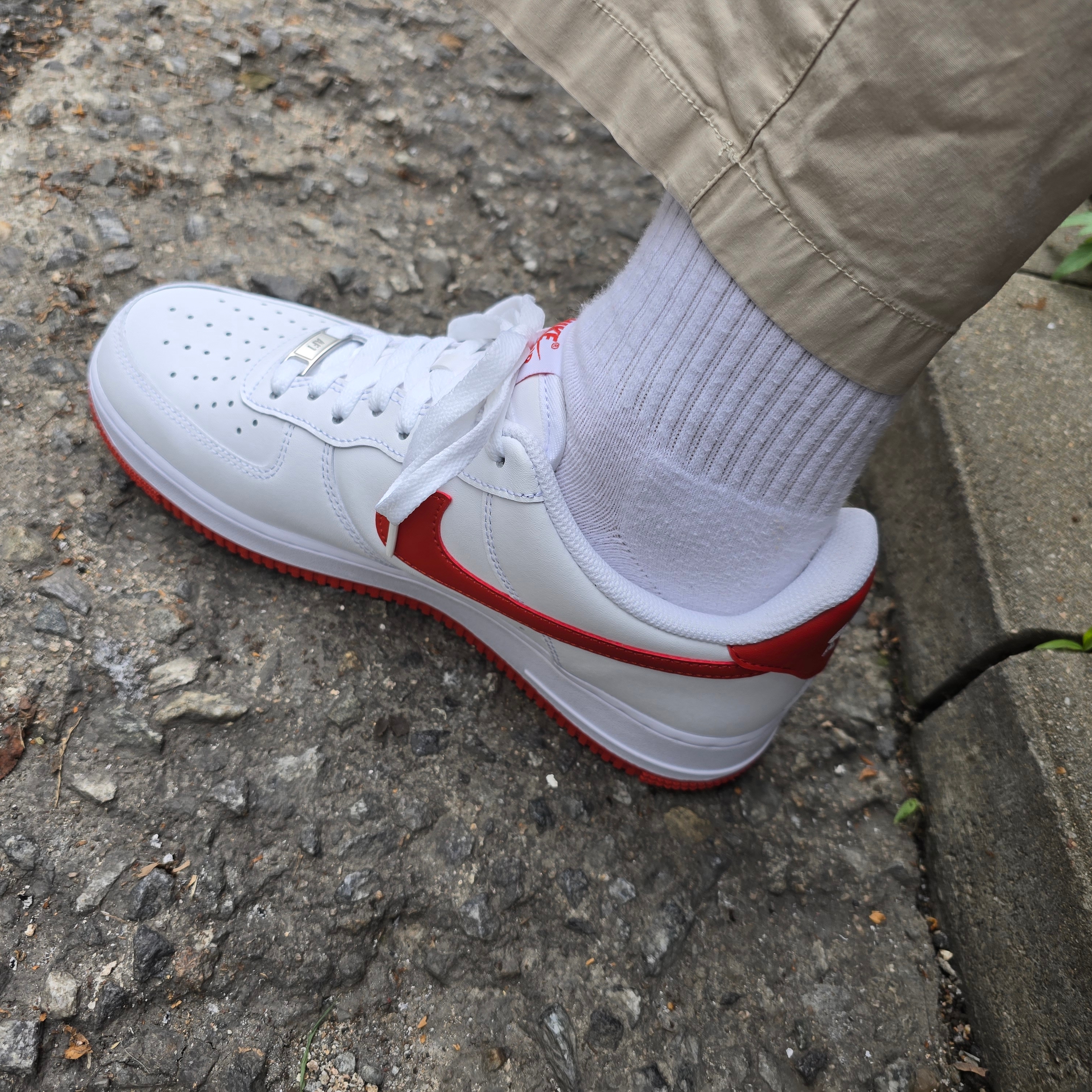 Nike Air Force 1 '07 White Dragon Red 착용 스타일