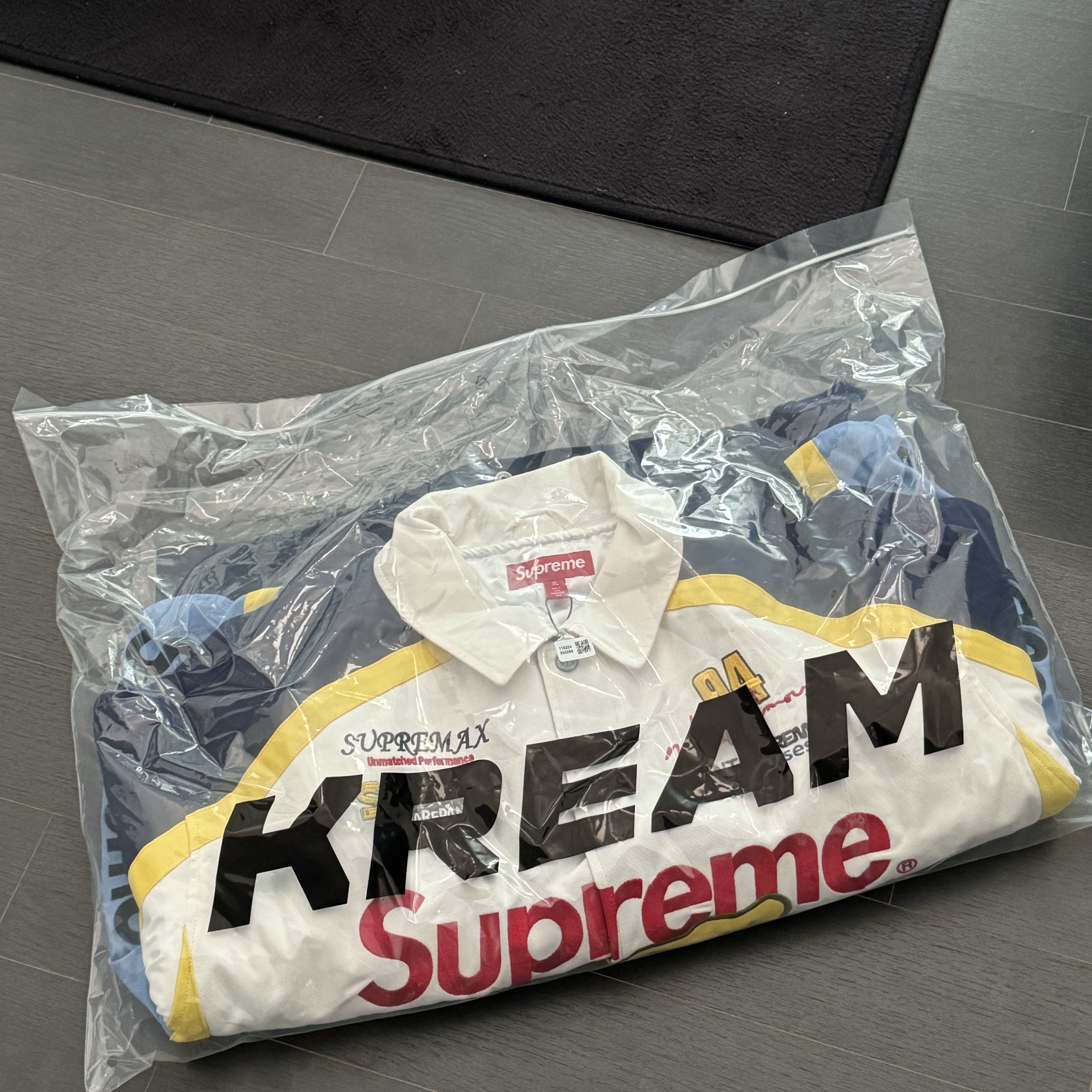 Supreme x SpongeBob SquarePants Jeff Hamilton Racing Jacket White - 25SS 착용 스타일