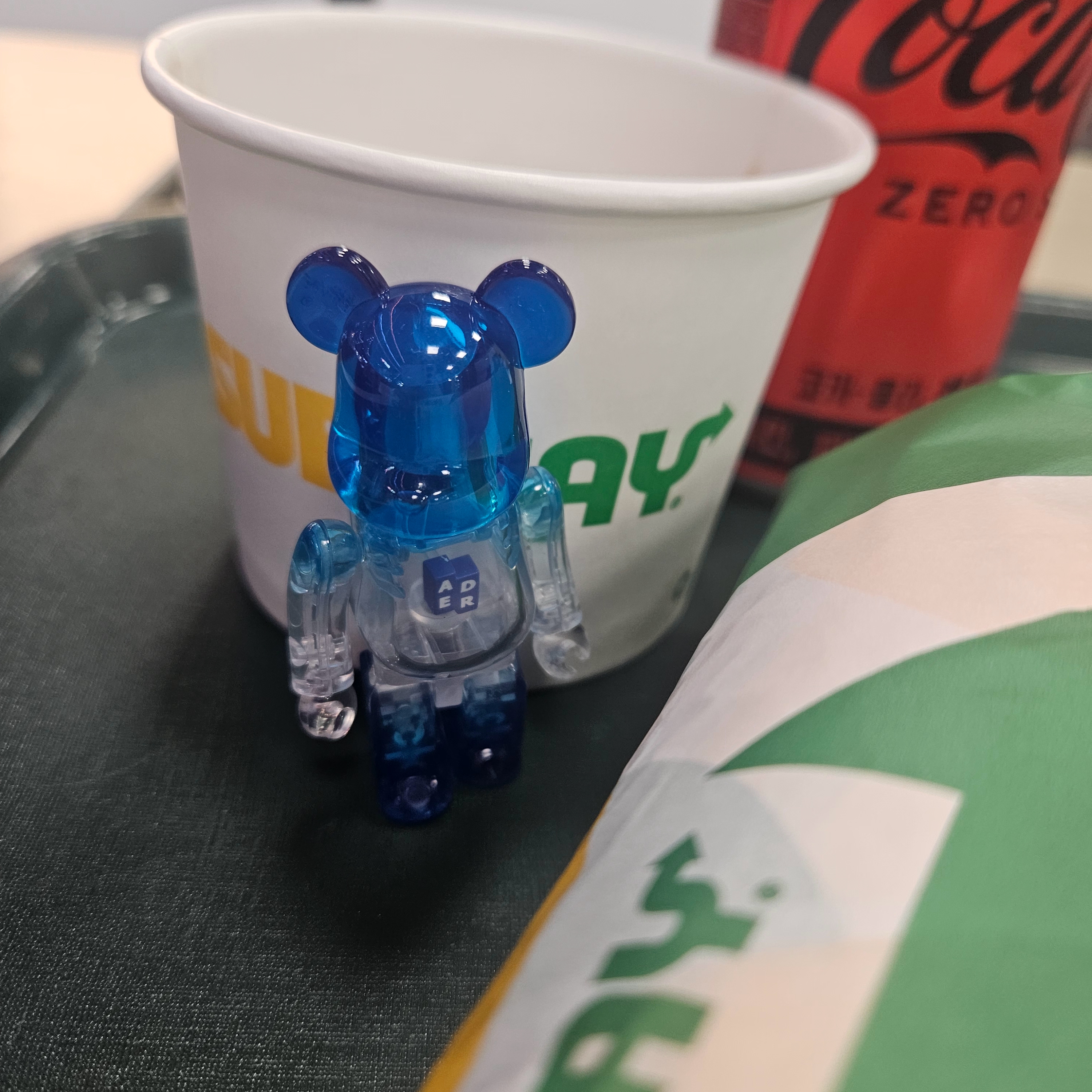 Starbucks x Lacoste Wide Folding Chair Green, Starbucks x Lacoste Multiple Bag Ivory 착용 스타일 - 6