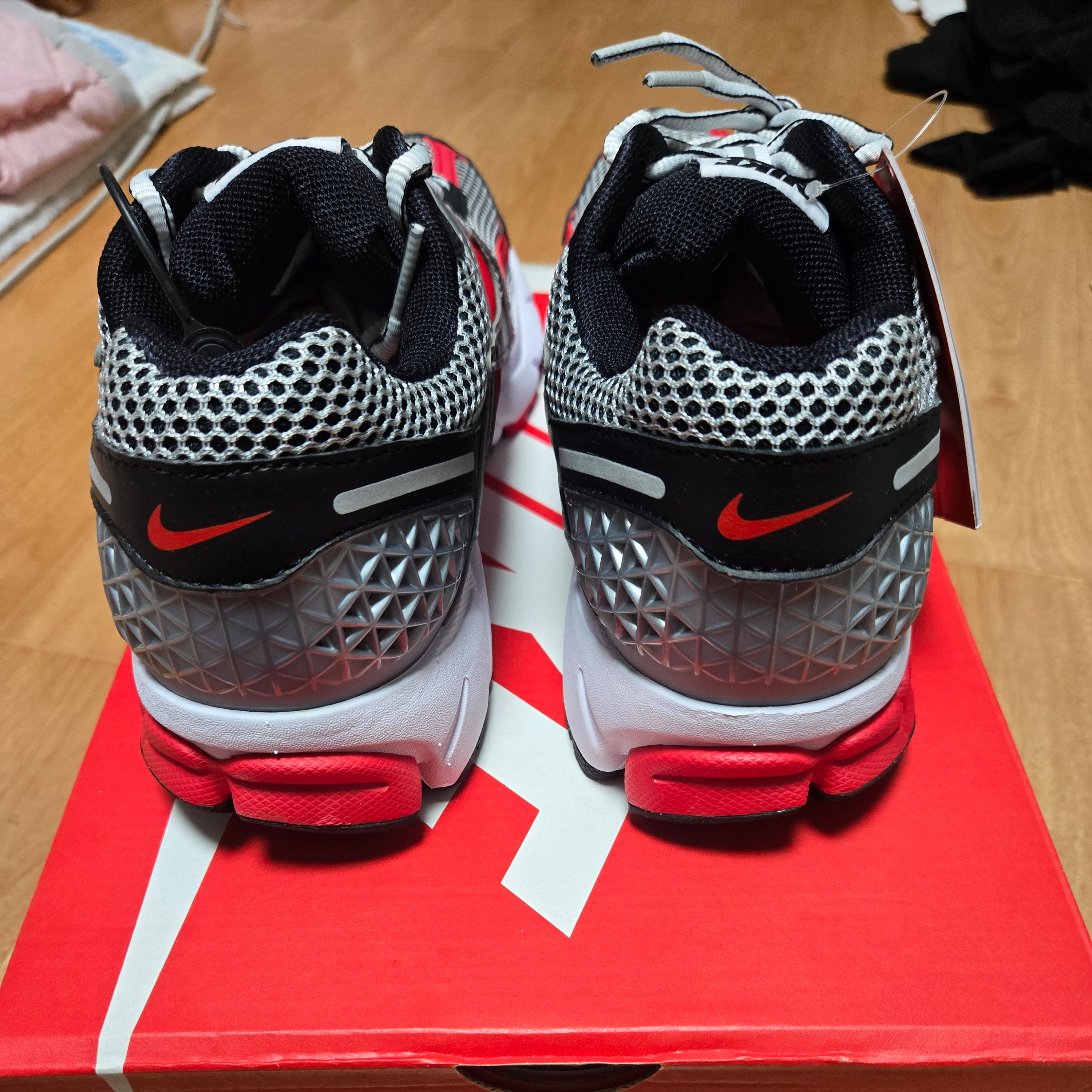 Nike Zoom Vomero 5 Metallic Silver University Red 착용 스타일 - 5