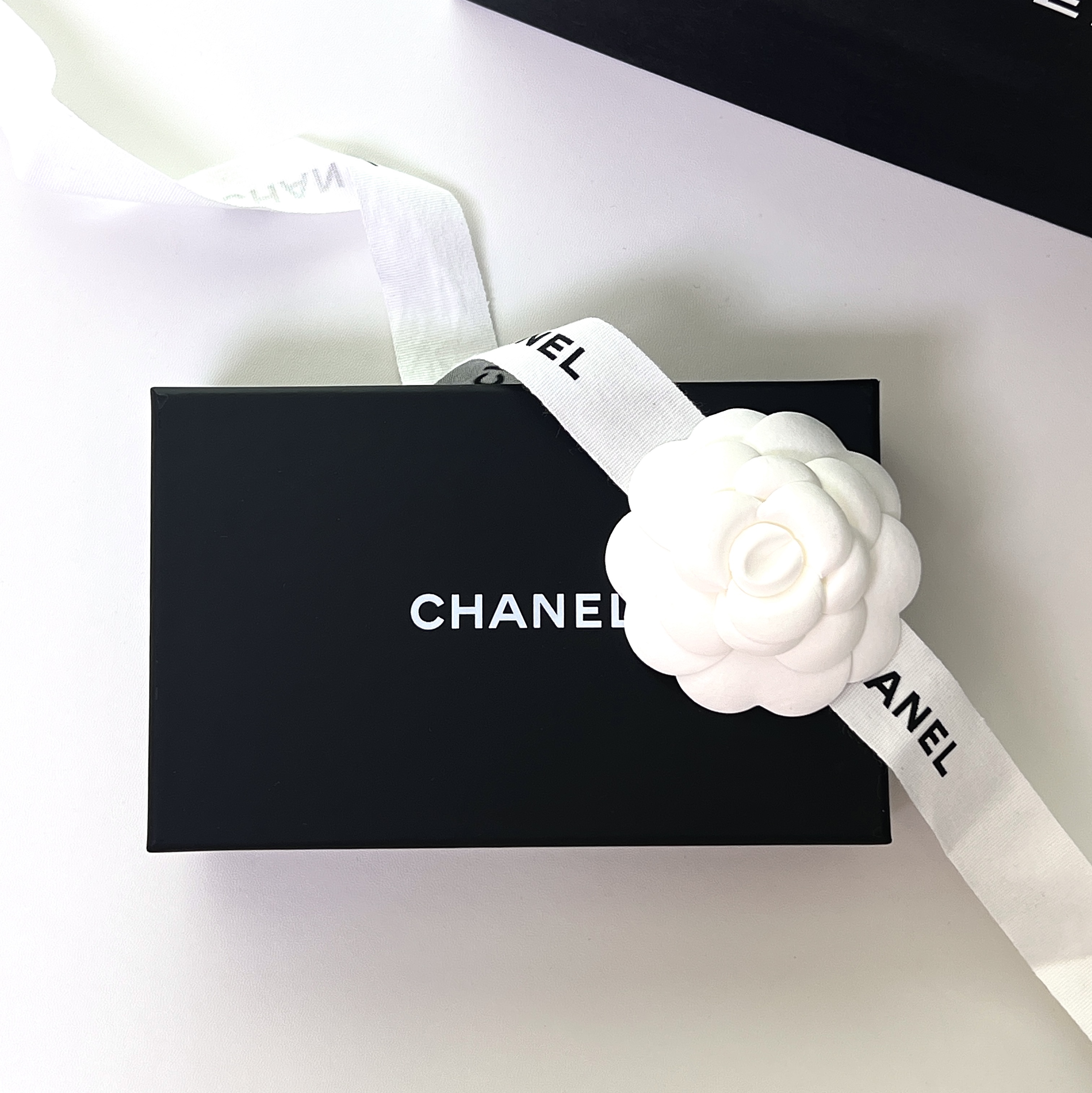 Chanel Classic Card Holder Grained Calfskin & Gold Black 착용 스타일 - 1