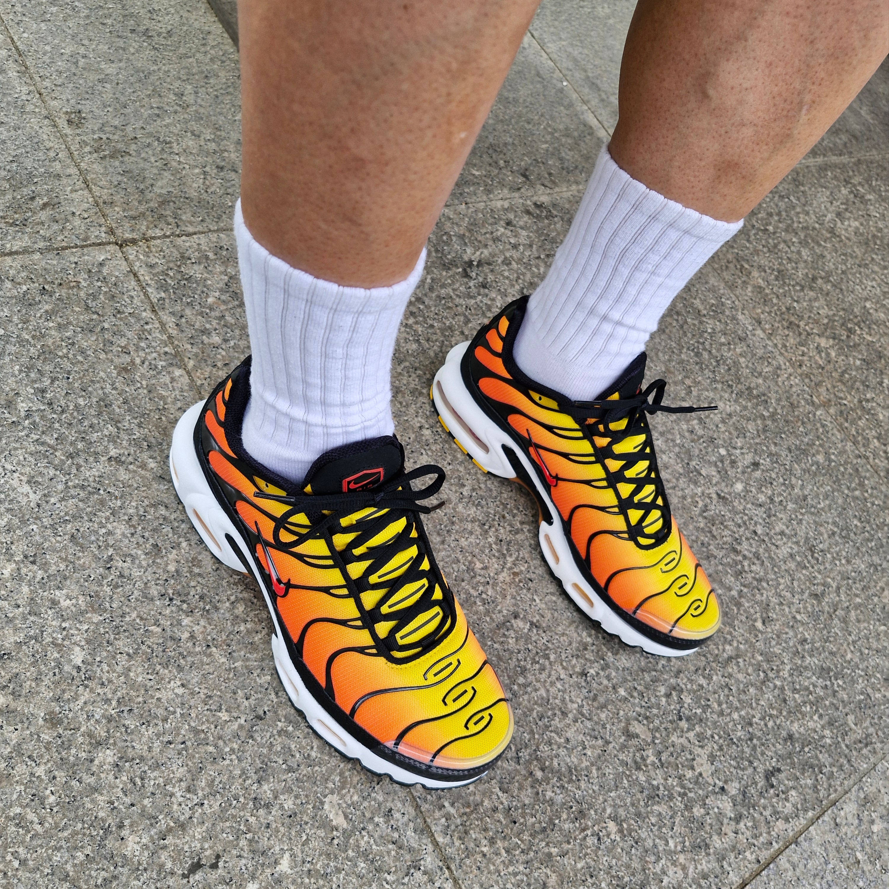 Nike Air Max Plus Bright Ceramic and Tour Yellow 착용 스타일 - 1