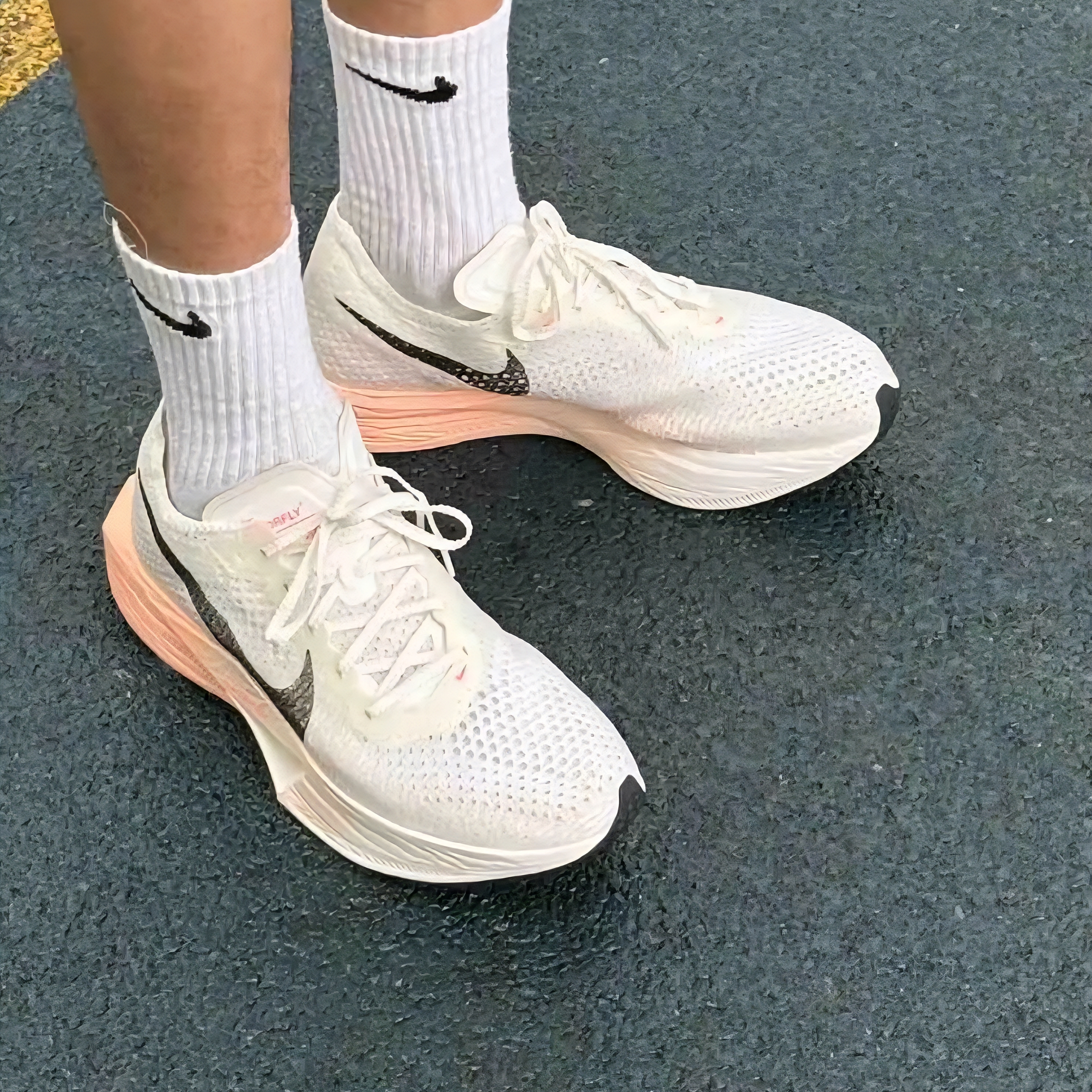 Nike ZoomX Vaporfly Next% 3 Sail Crimson Tint 착용 스타일