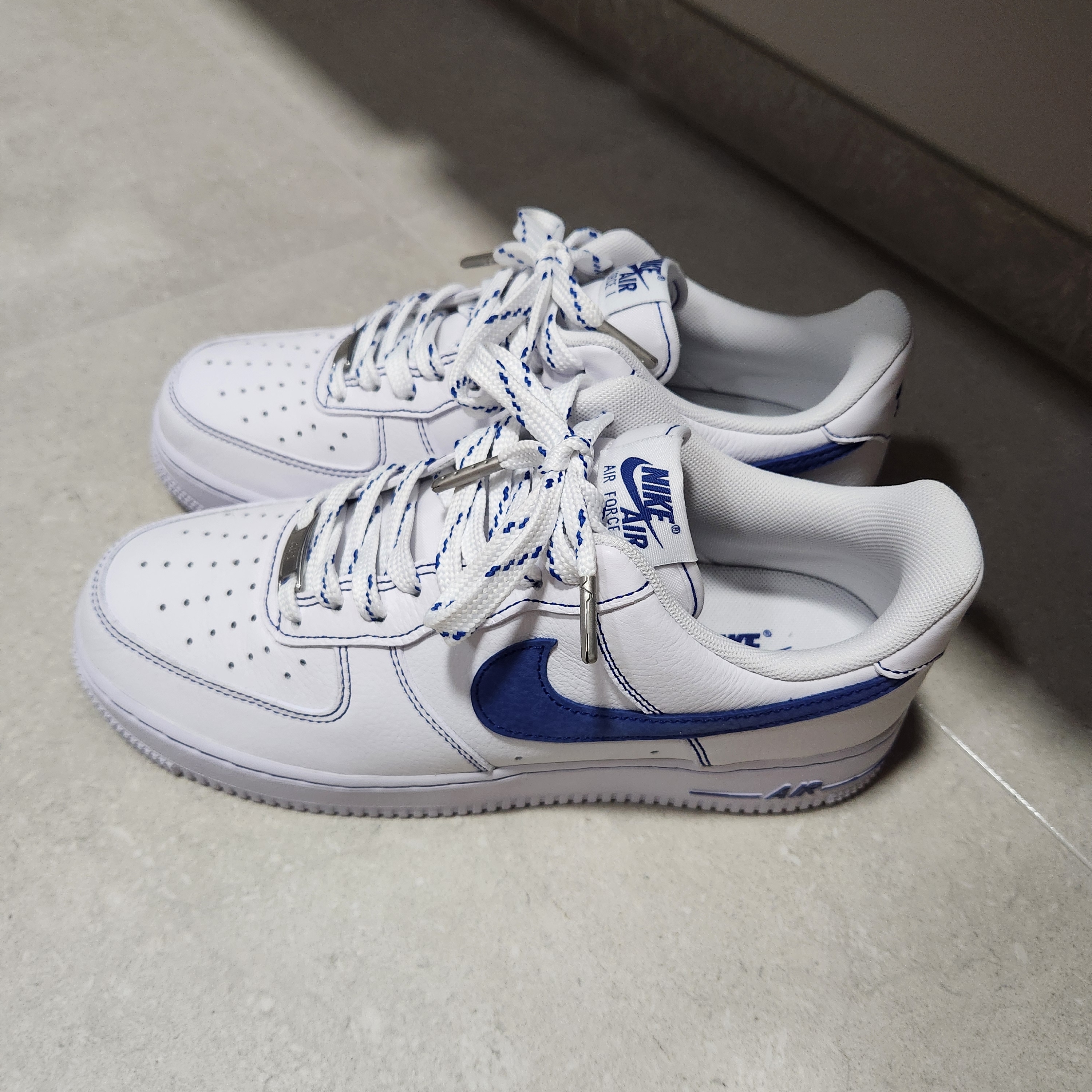 Nike Air Force 1 '07 LV8 White Deep Royal Blue, Nike Air Force 1 '07 LV8 40th Anniversary Join Forces Sail Malachite 착용 스타일 - 3