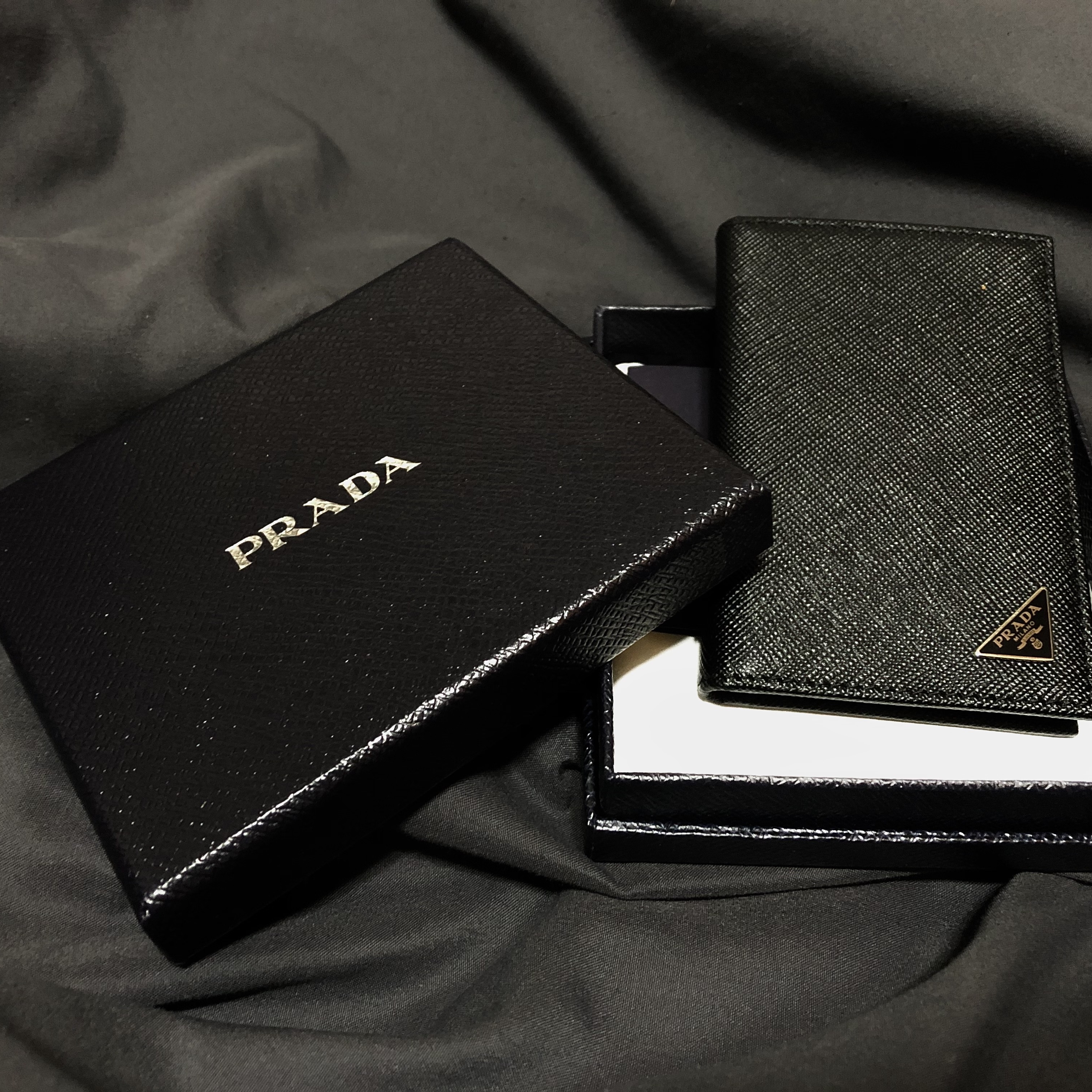Prada Saffiano Leather Card Holder Black 착용 스타일 - 1
