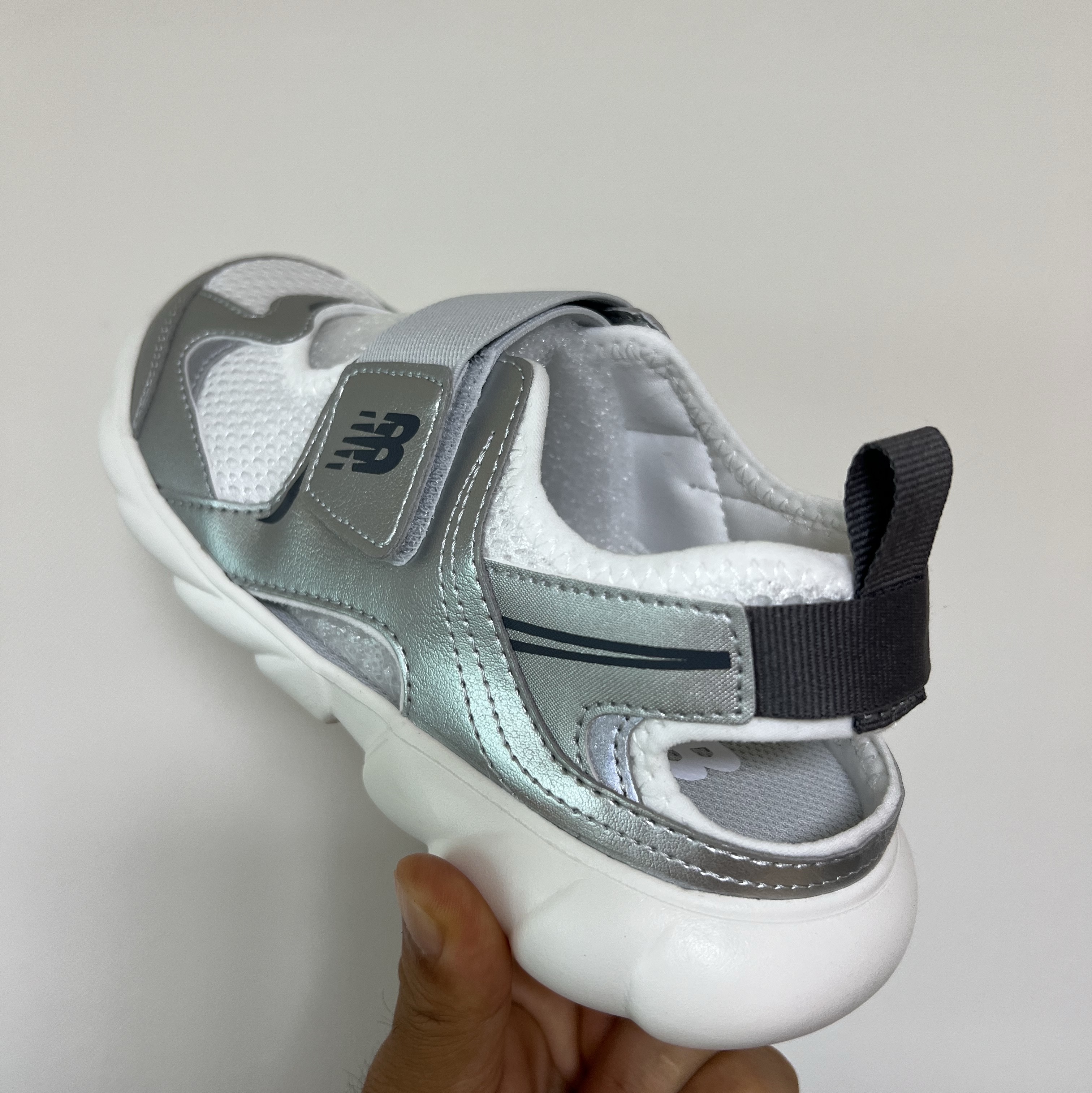 (Kids) New Balance Freedle 920 Sandal Silver 착용 스타일 - 2