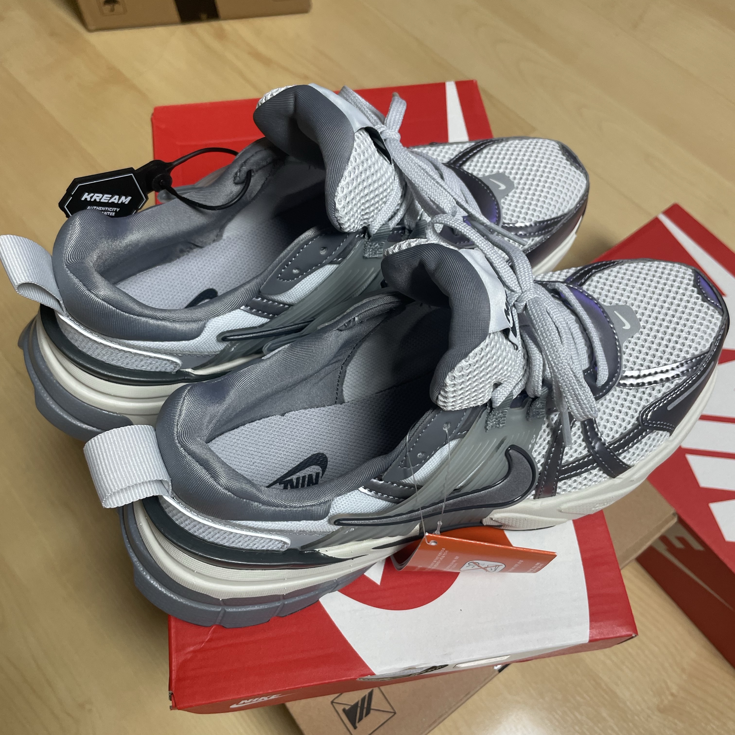 Nike V2K Run Pure Platinum Wolf Grey 착용 스타일 - 1