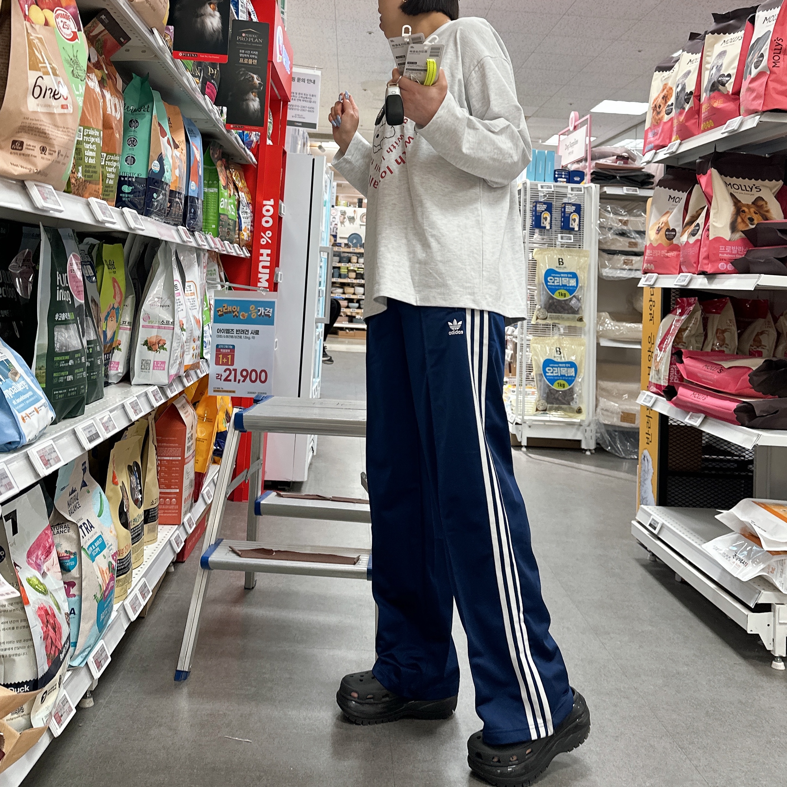 (W) Adidas Originals Firebird Loose Track Pants Dark Blue - KR Sizing, Crocs Classic Mega Crush Clog Black 착용 스타일 - 3