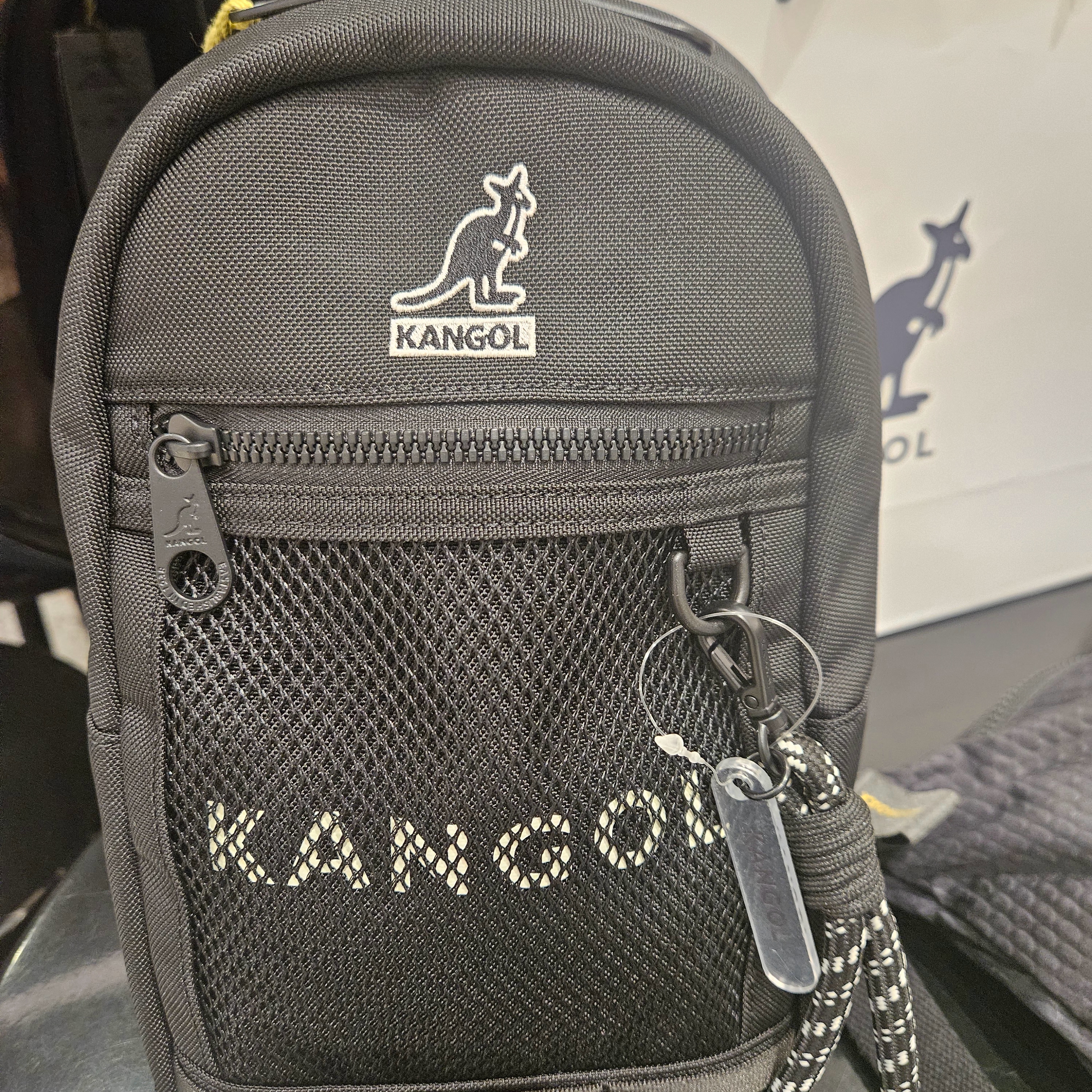 Starbucks x Lacoste Wide Folding Chair Green, Starbucks x Lacoste Multiple Bag Ivory 착용 스타일 - 5