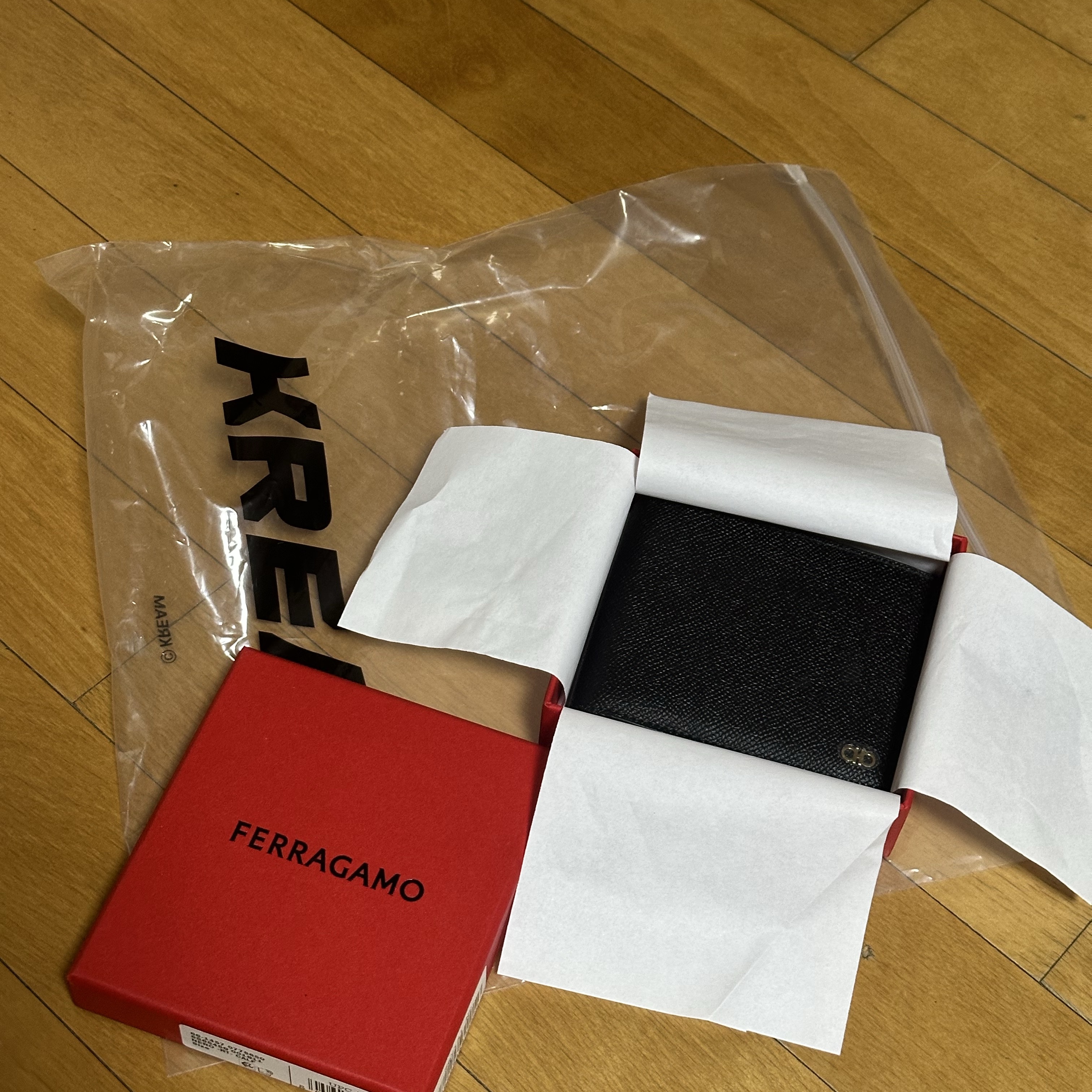 Ferragamo Micro Gancini Wallet Black 착용 스타일