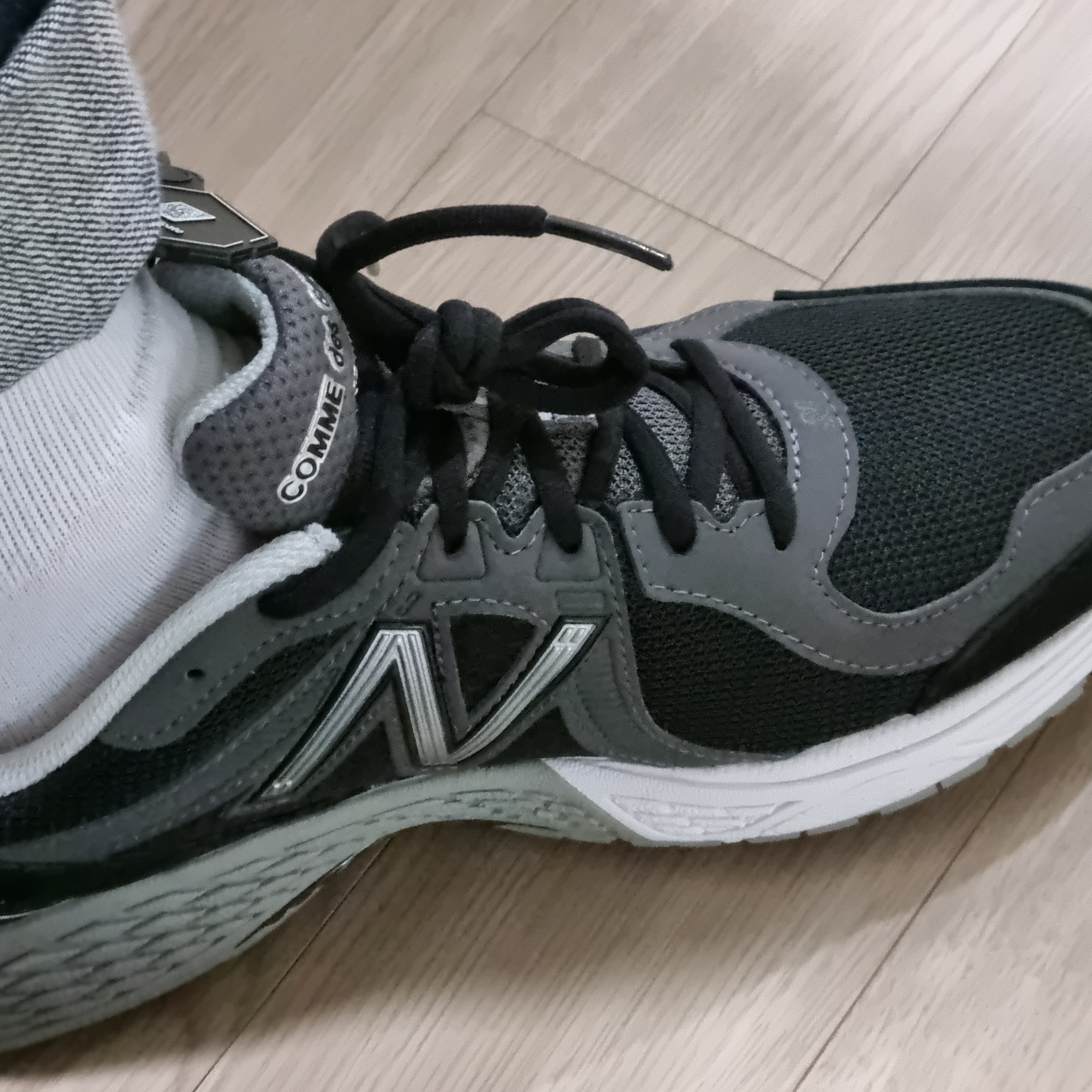 New Balance x Comme des Garcons Homme 860v2 Black White 착용 스타일 - 2