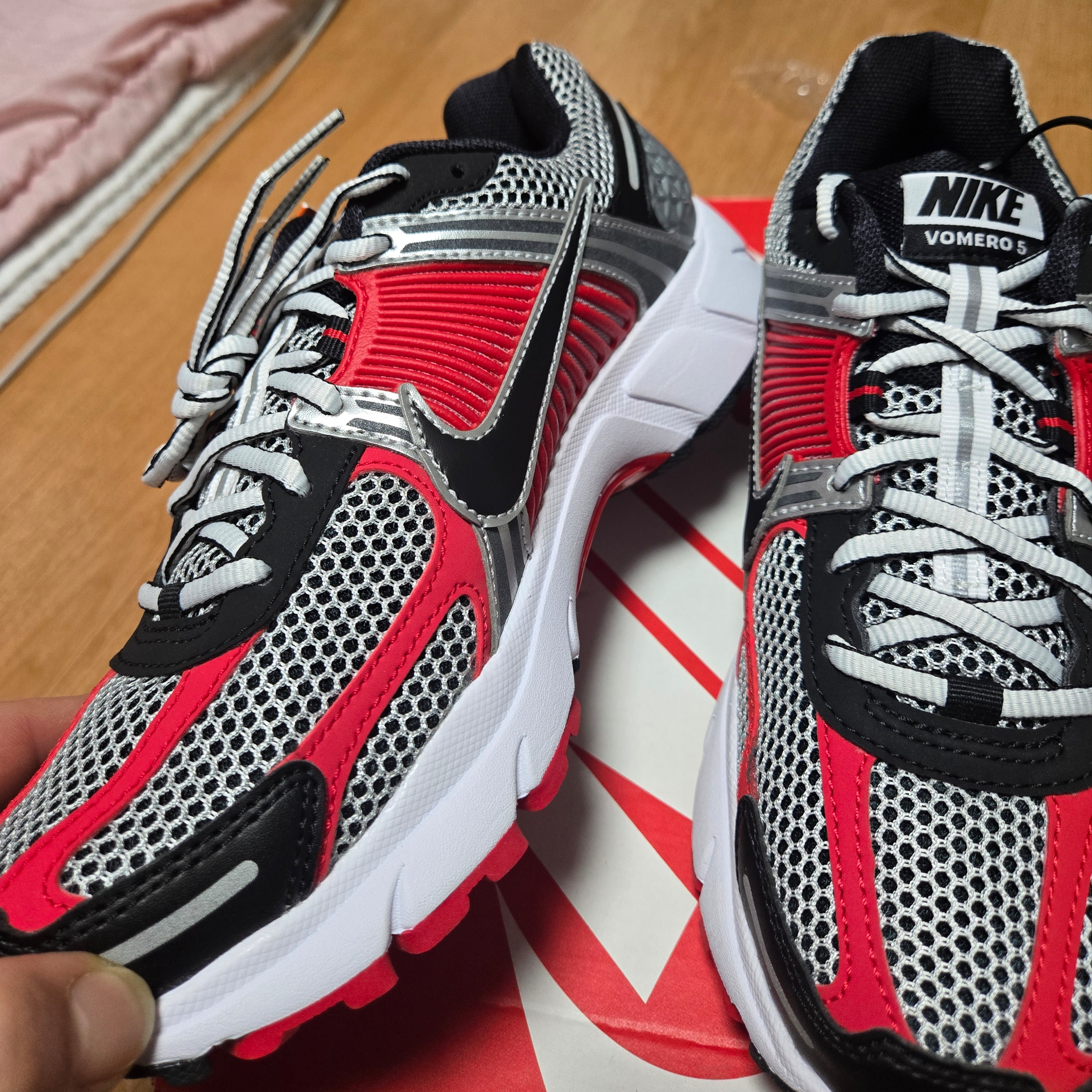 Nike Zoom Vomero 5 Metallic Silver University Red 착용 스타일 - 7