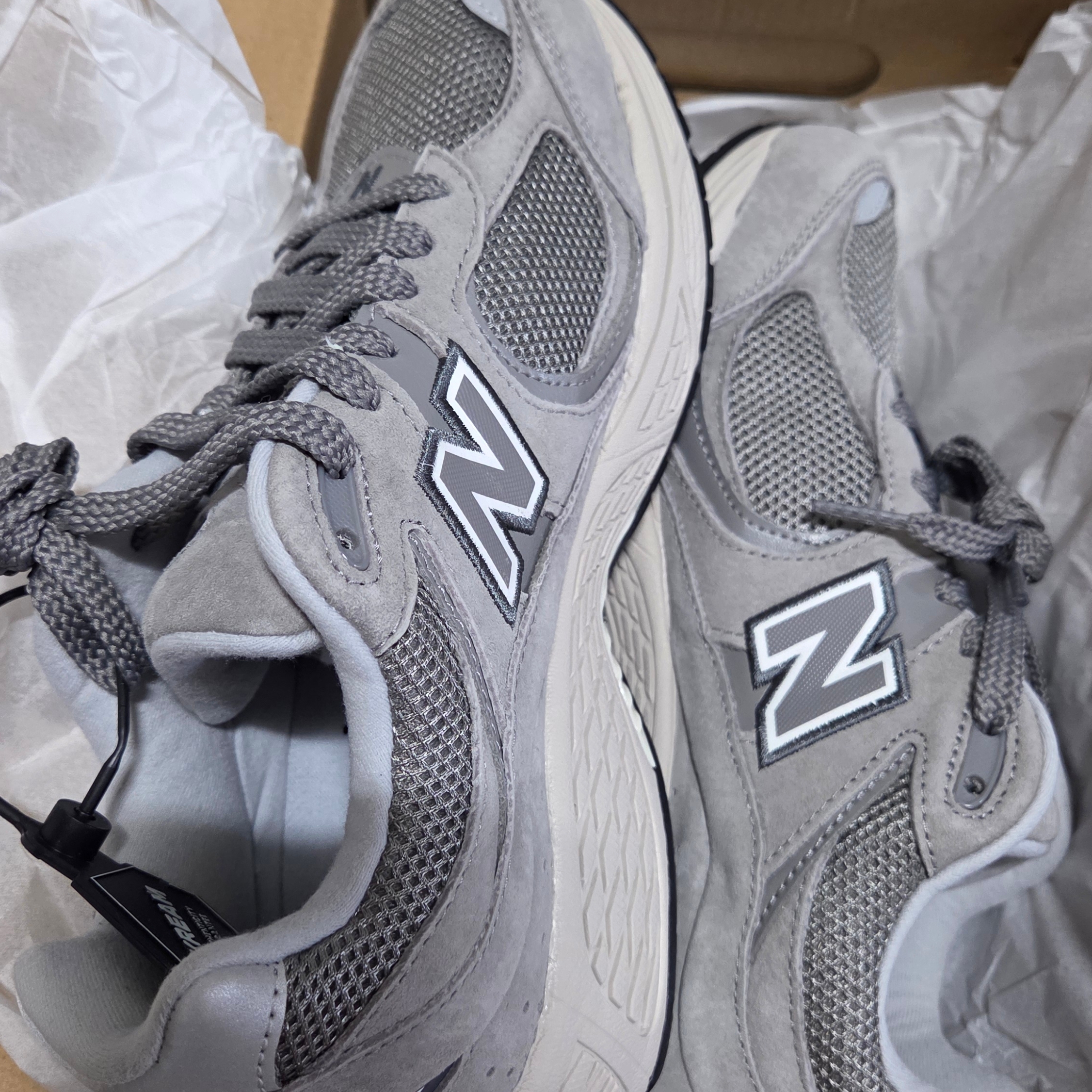 New Balance 2002R Grey 착용 스타일 - 2