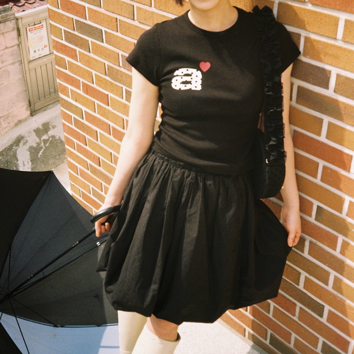 AEAE Dot Small Letter Tee Black 착용 스타일 - 1